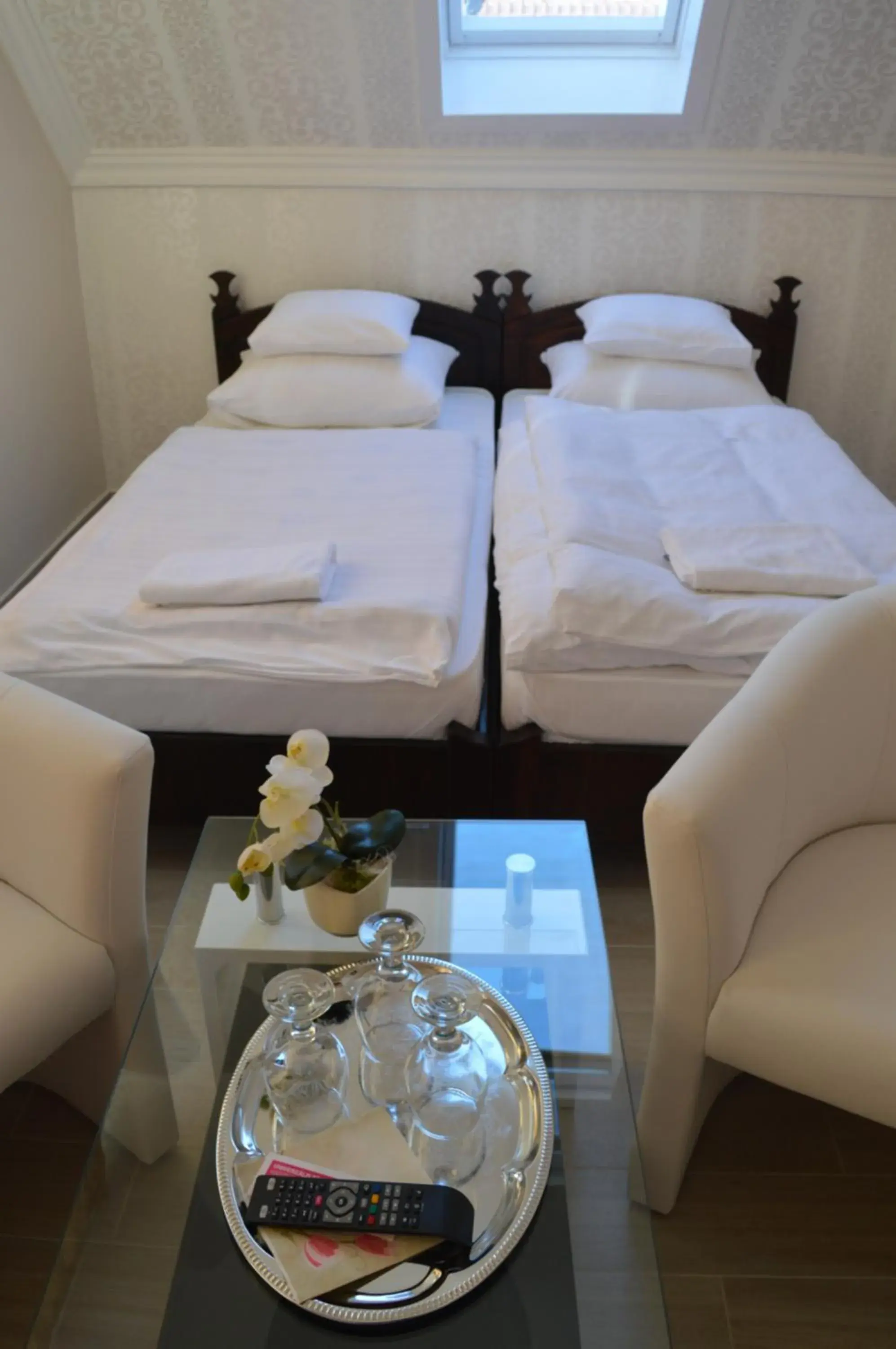 Comfort Triple Room with Shower - single occupancy in Kemence Csárda és Szálloda Comfort Triple Room with Shower - single occupancy in Kemence Csárda és Szálloda