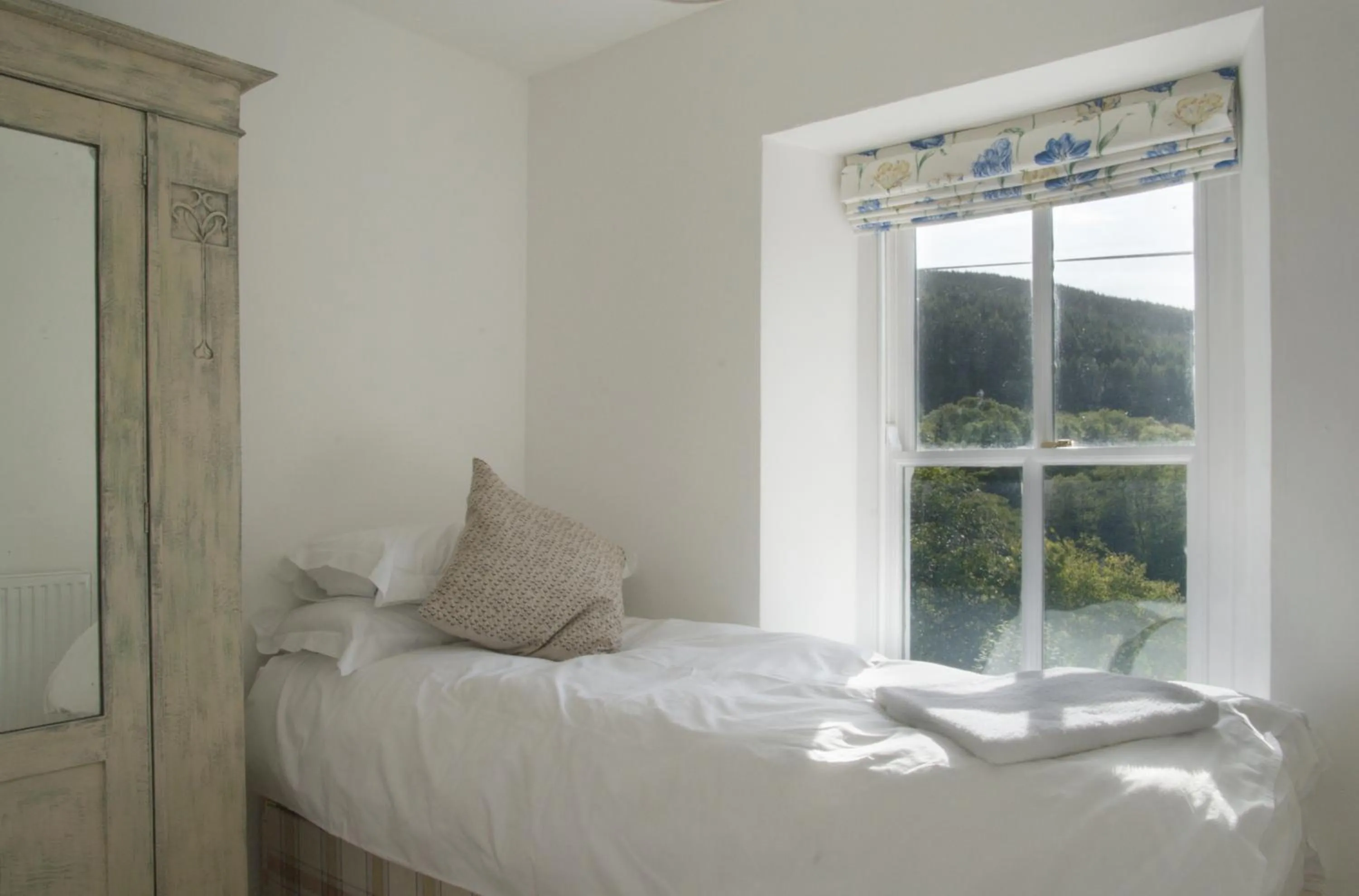 Bedroom, Bed in Bronfelin & Troed-y-Rhiw Holiday Cottage