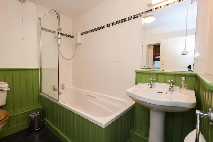 Bathroom in Bronfelin & Troed-y-Rhiw Holiday Cottage