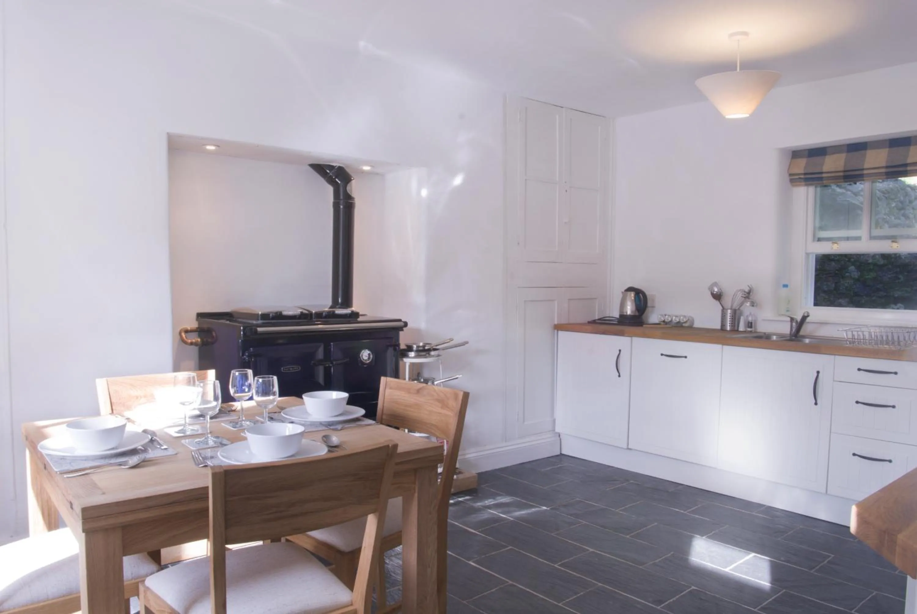 Kitchen or kitchenette in Bronfelin & Troed-y-Rhiw Holiday Cottage
