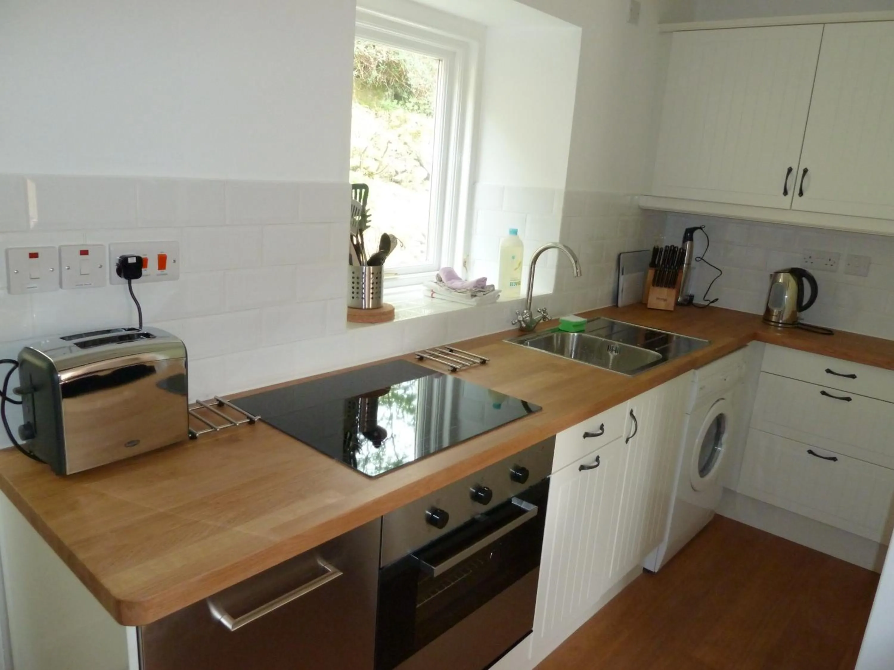 Kitchen or kitchenette in Bronfelin & Troed-y-Rhiw Holiday Cottage