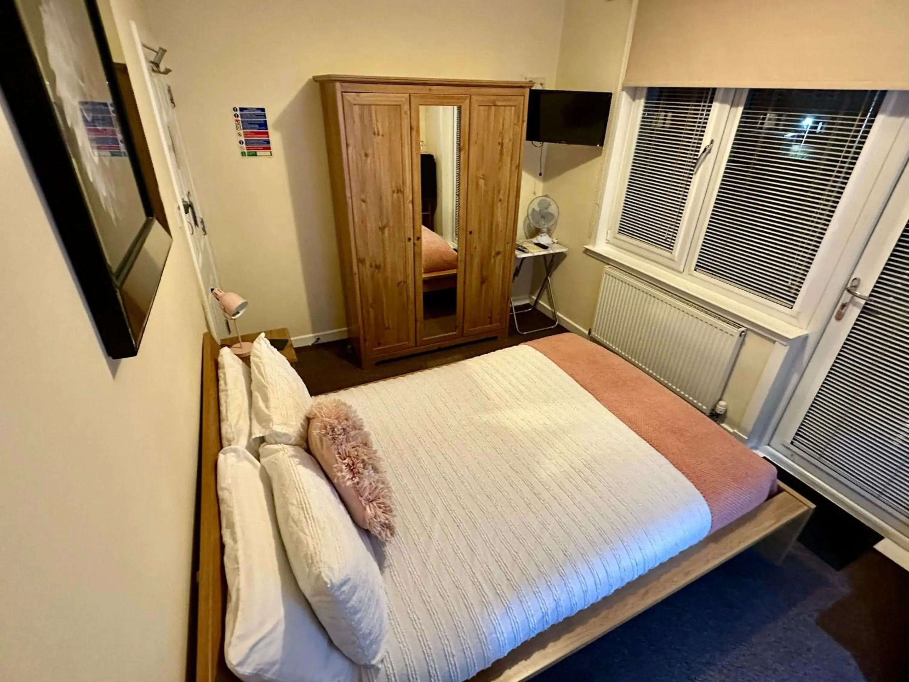 Small Double Room in The Elbow Room Small Double Room in The Elbow Room