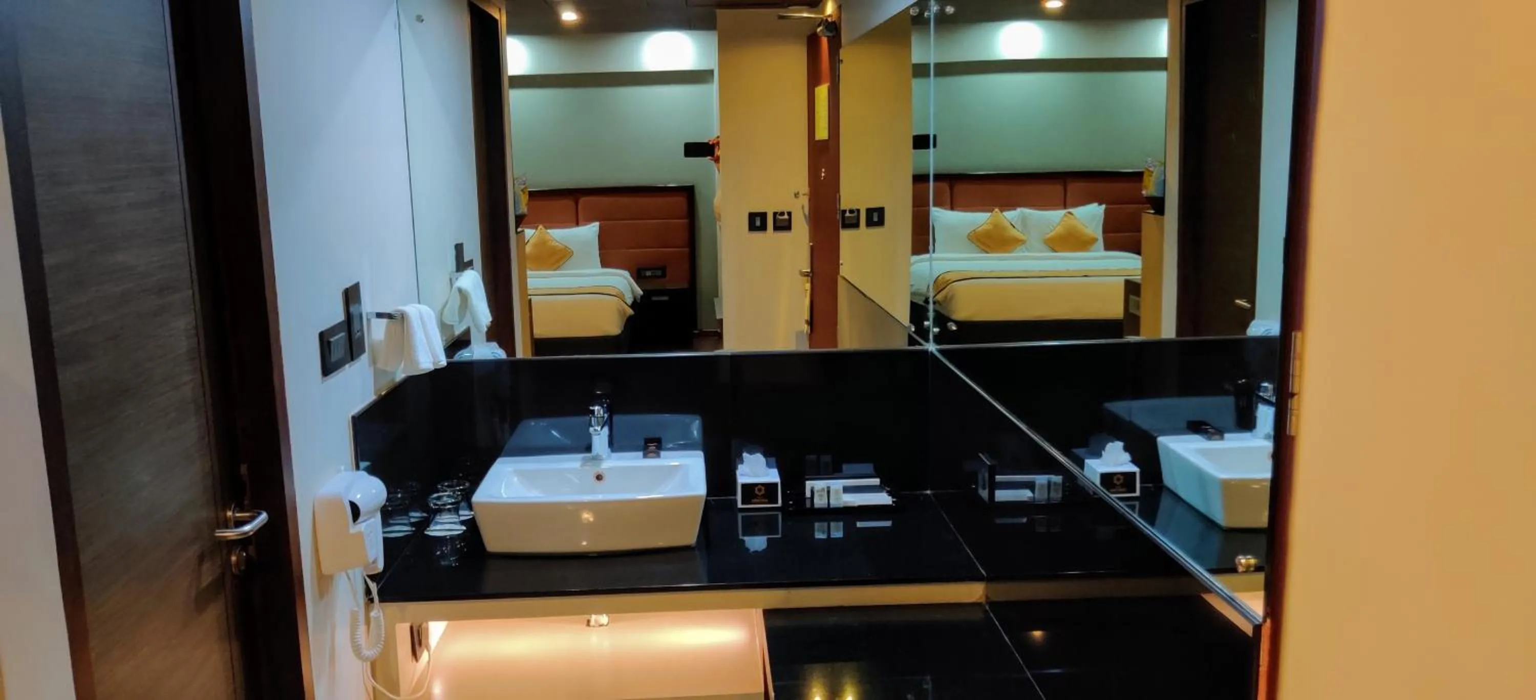 Bathroom, Bed in Dimora Hotel Thiruvananthapuram