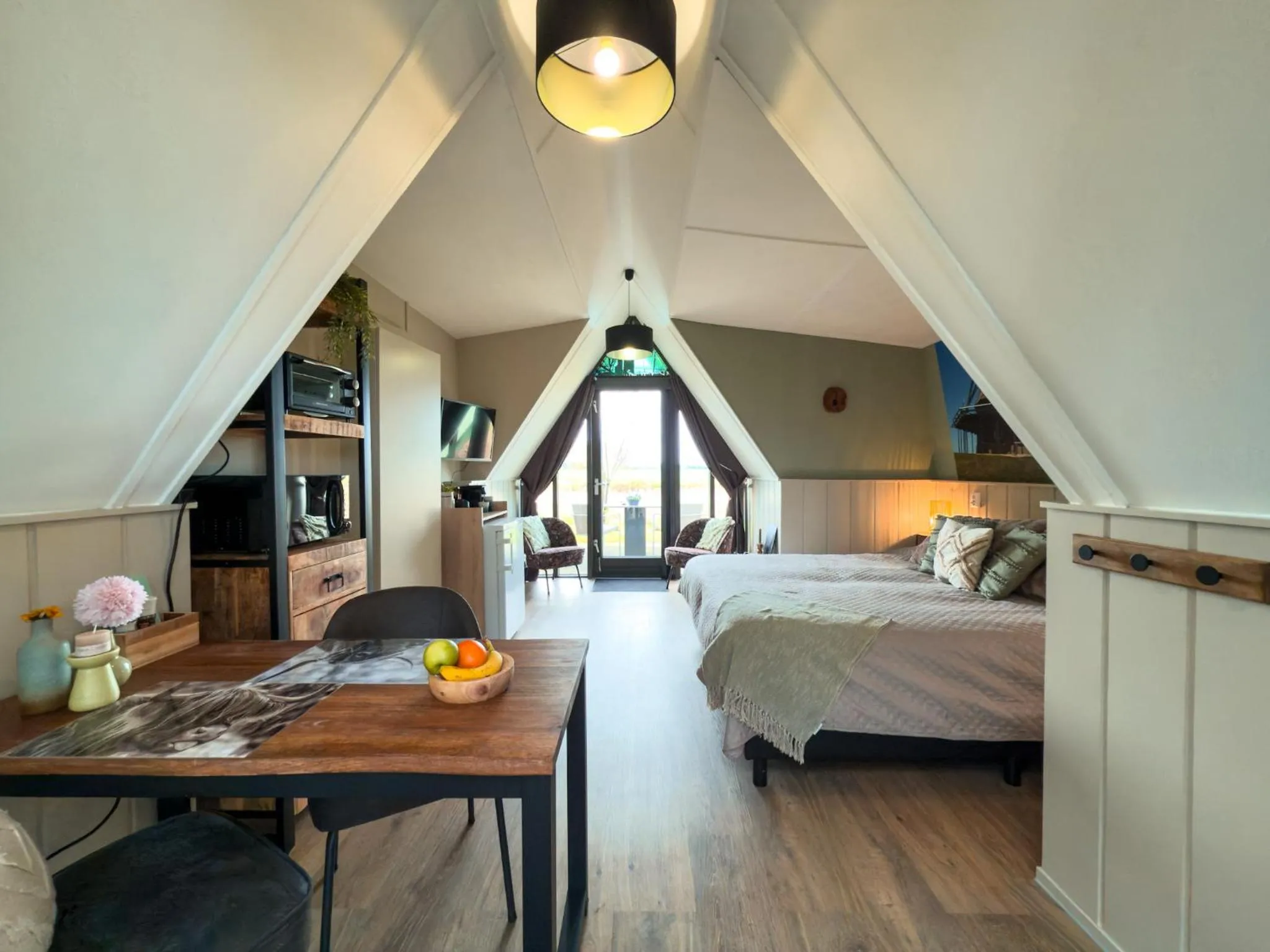 Dining area, Bed in Hotelhuisjes Medemblik