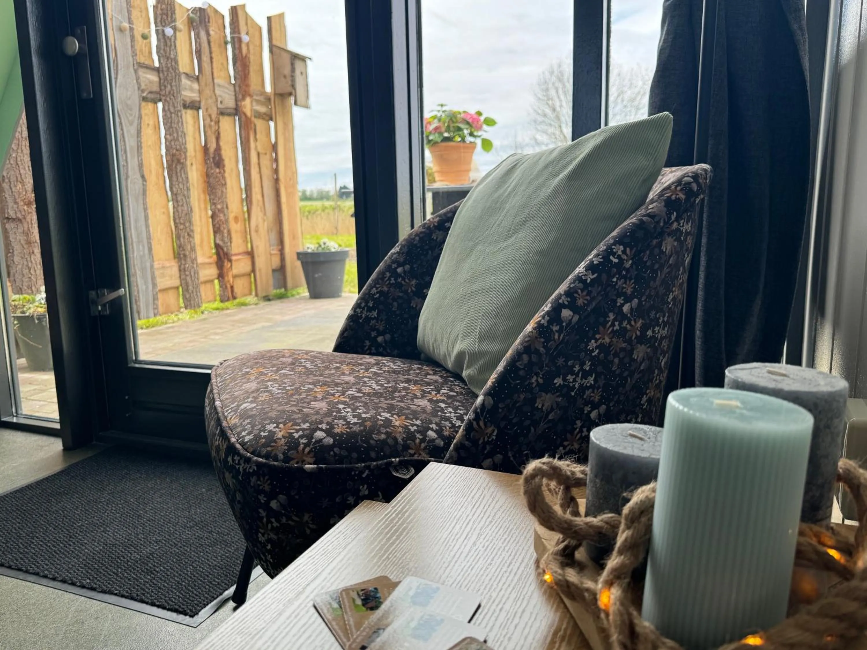 Seating area in Hotelhuisjes Medemblik