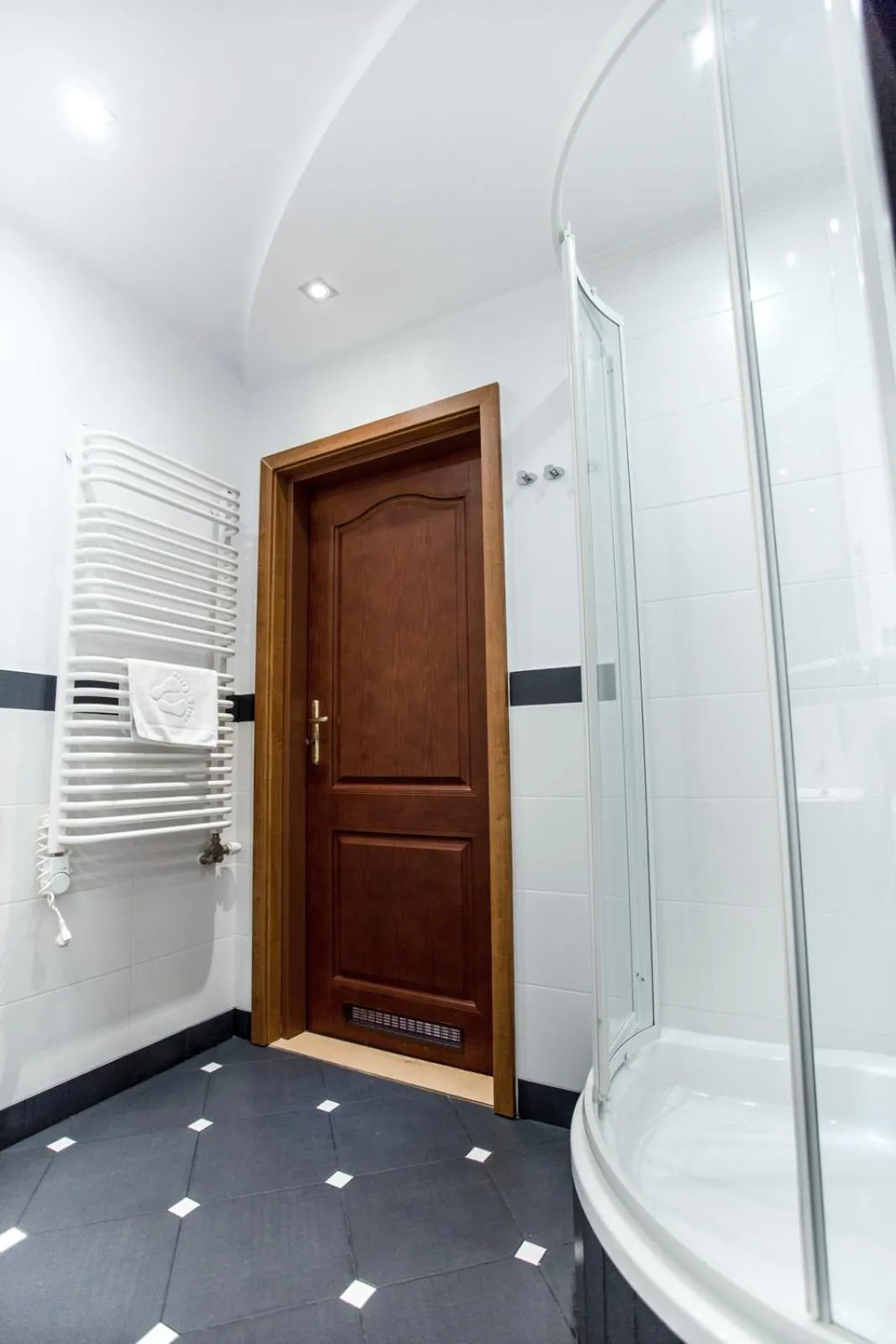 Shower in Scharffenberg Apartments Main Square