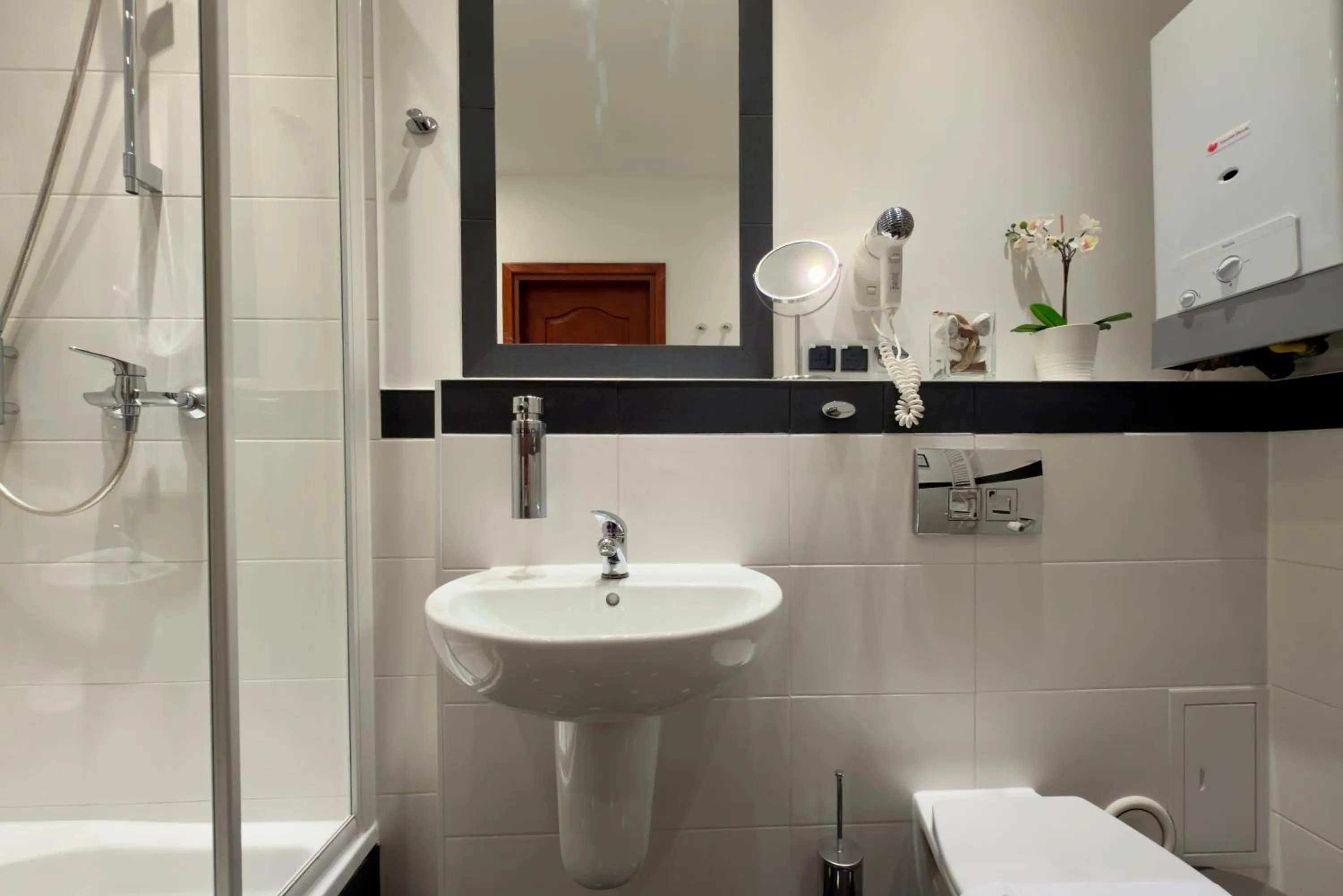 Shower in Scharffenberg Apartments Main Square