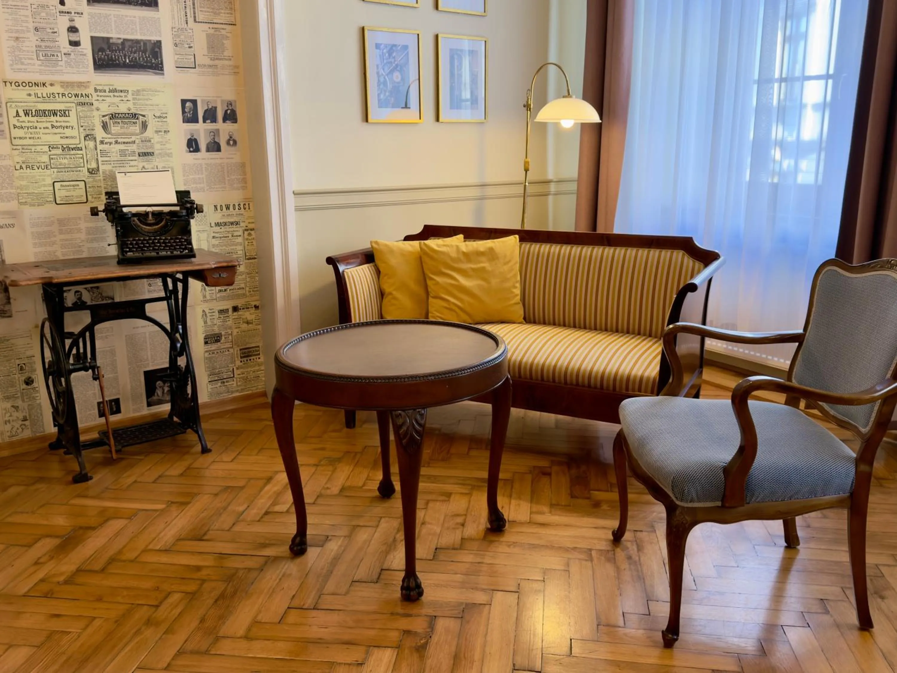 Seating area in Scharffenberg Apartments Main Square