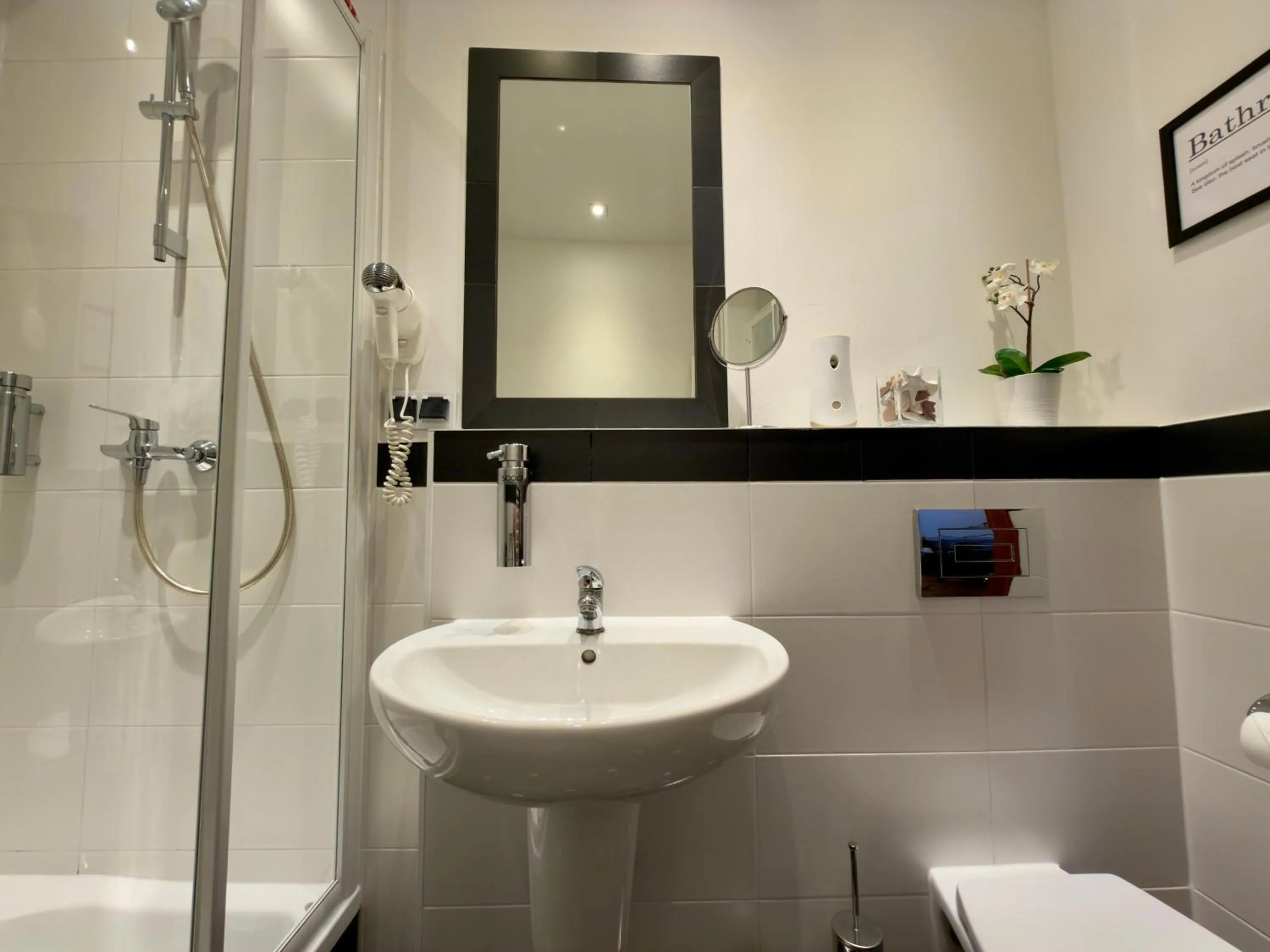 Shower in Scharffenberg Apartments Main Square