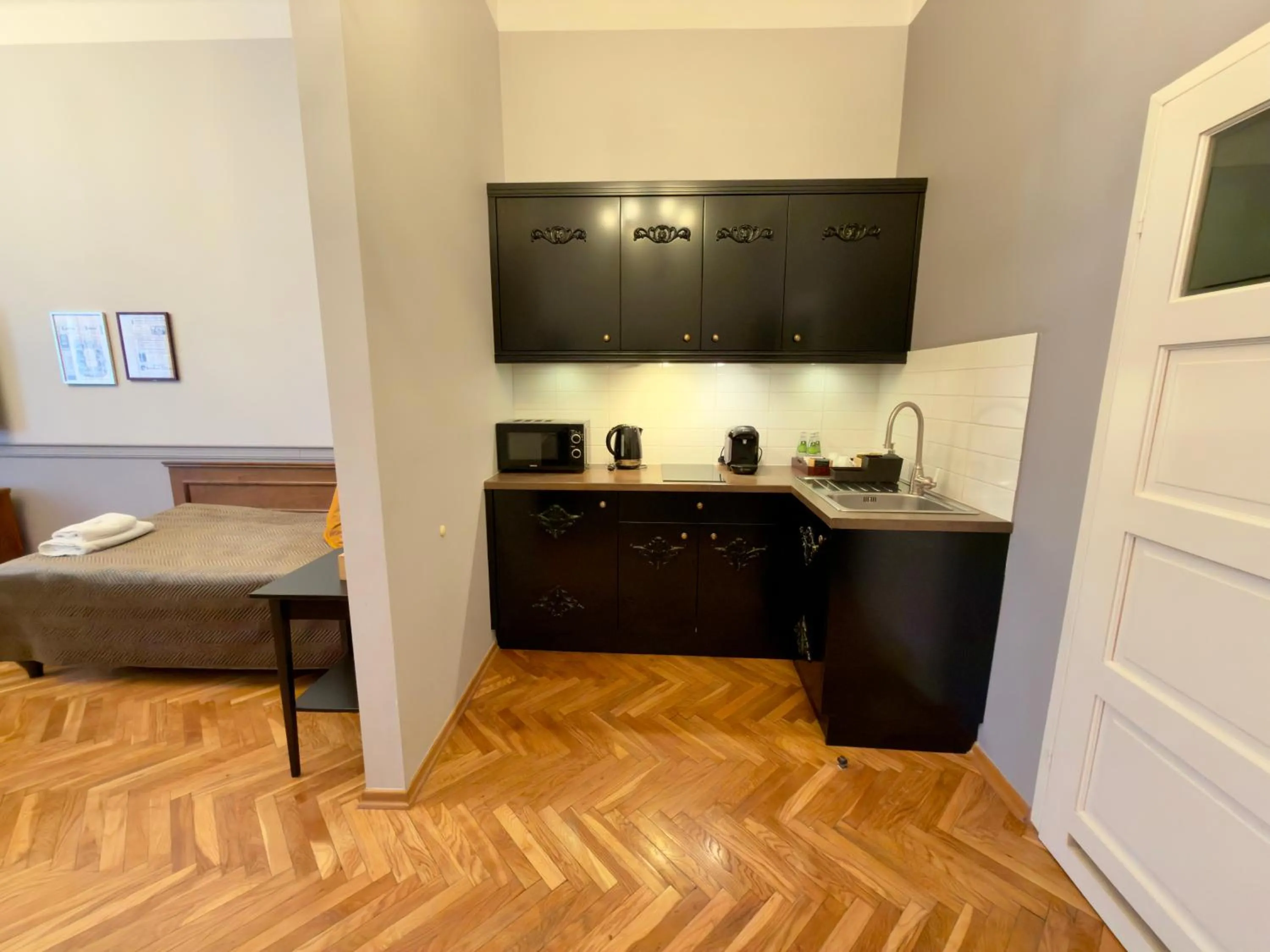 Kitchen or kitchenette, Bed in Scharffenberg Apartments Main Square