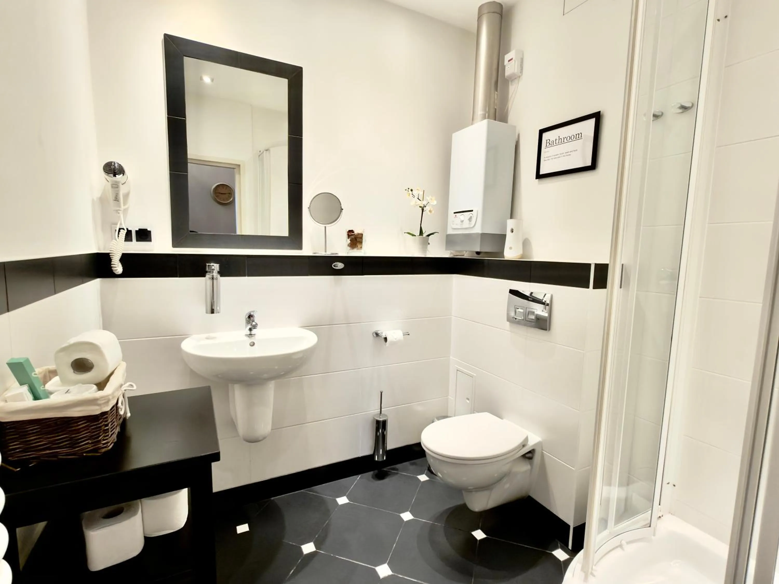 Shower in Scharffenberg Apartments Main Square