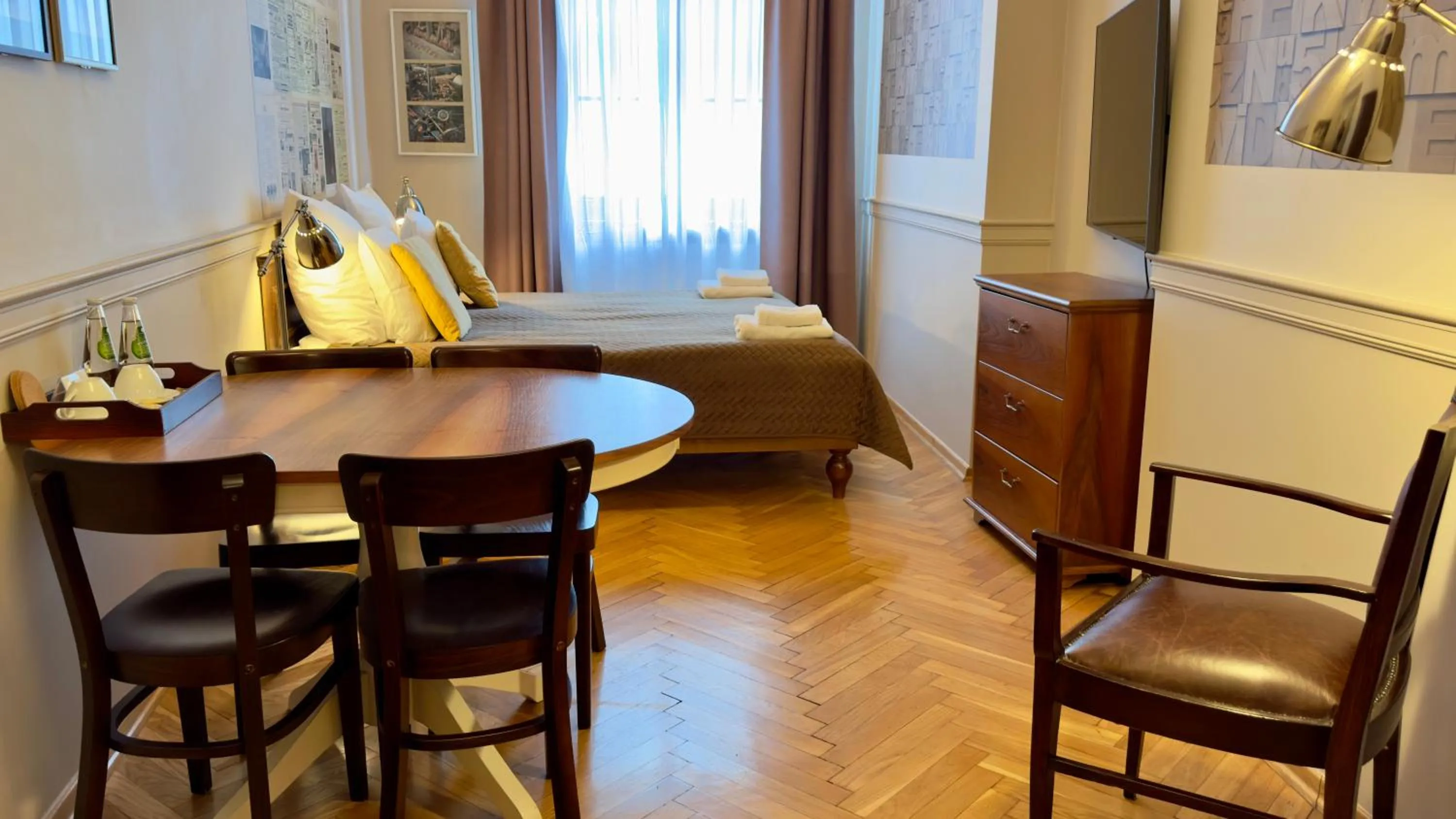Photo of the whole room in Scharffenberg Apartments Main Square