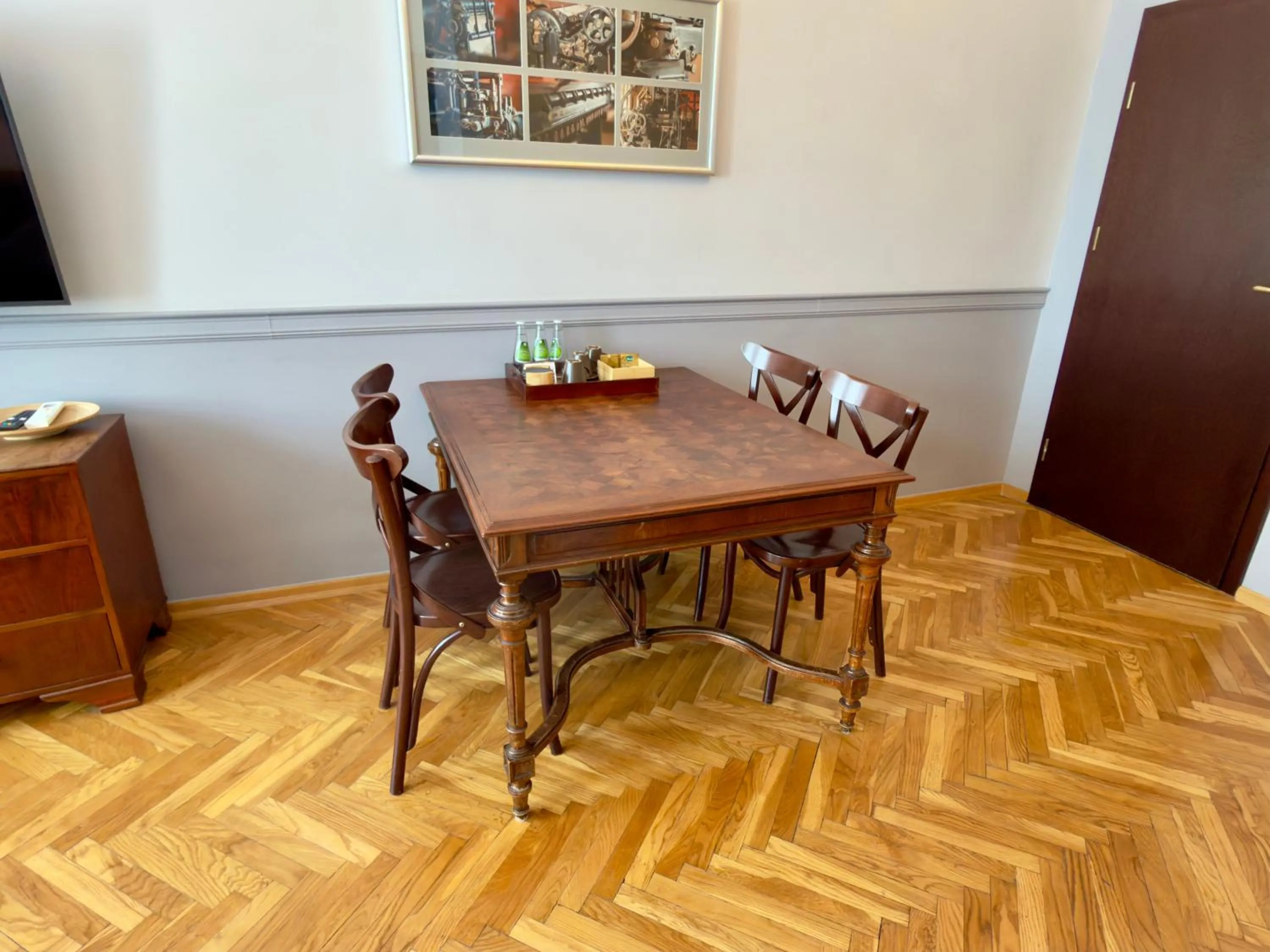 Dining area in Scharffenberg Apartments Main Square