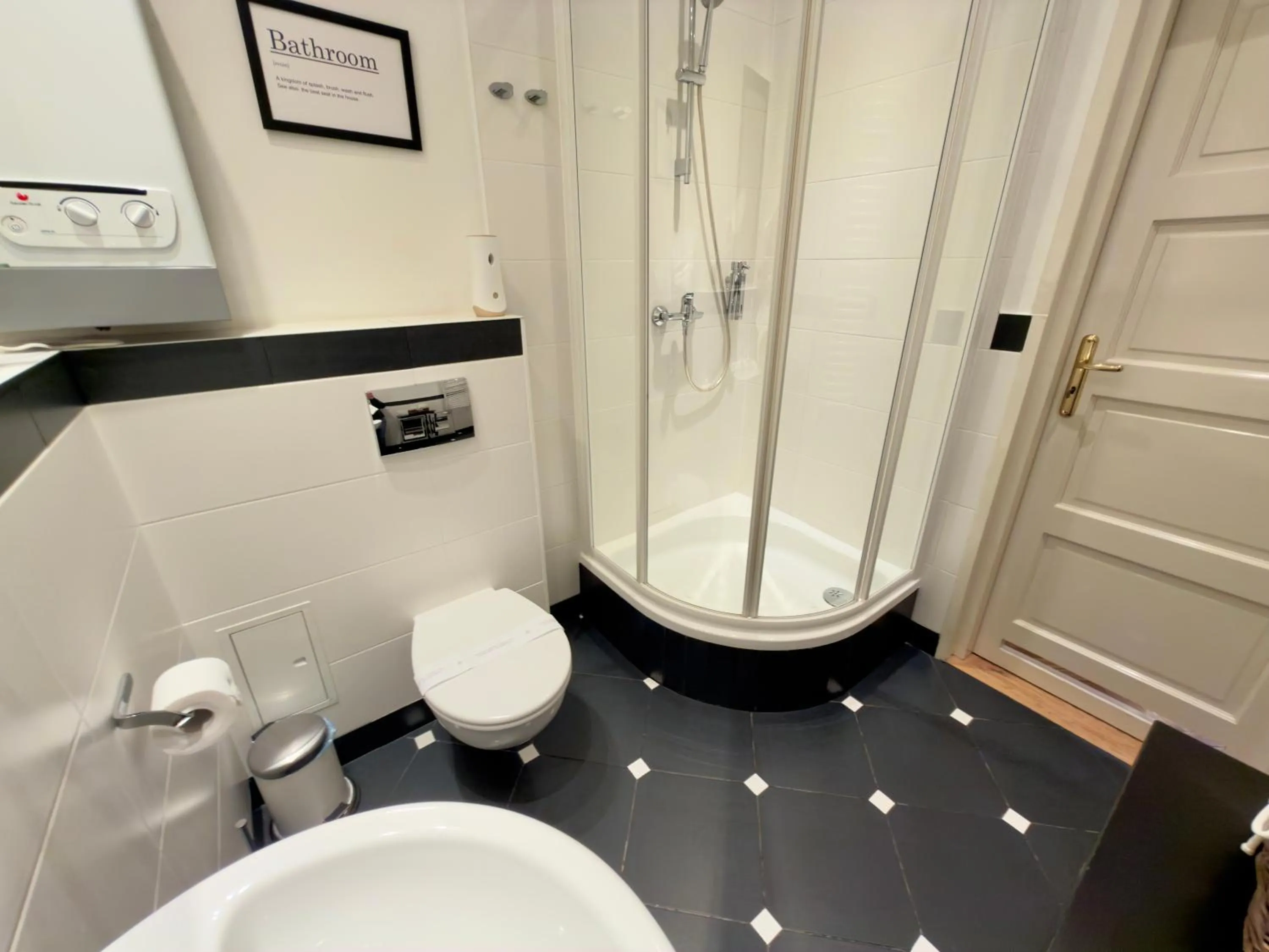 Shower in Scharffenberg Apartments Main Square