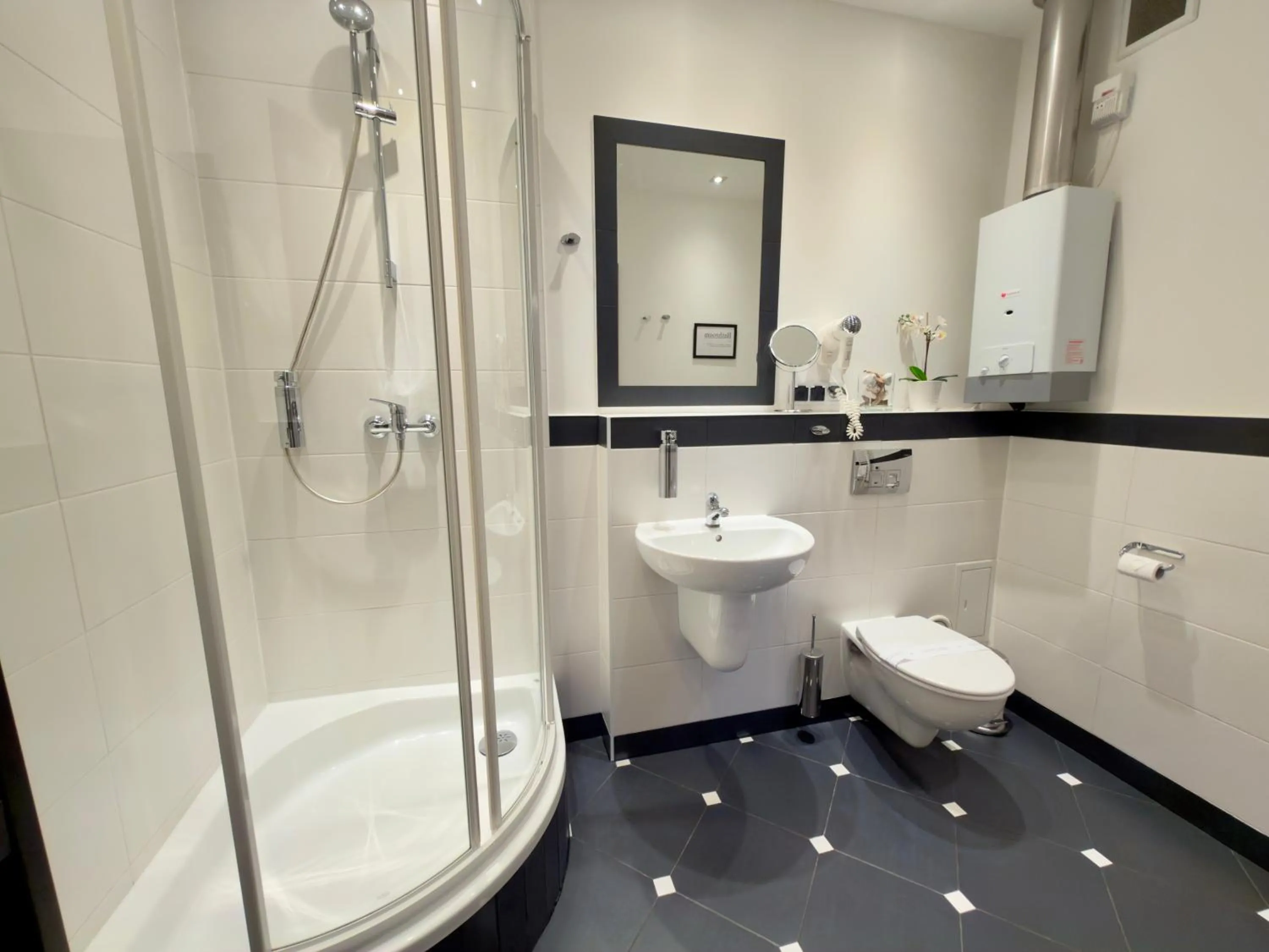 Shower in Scharffenberg Apartments Main Square
