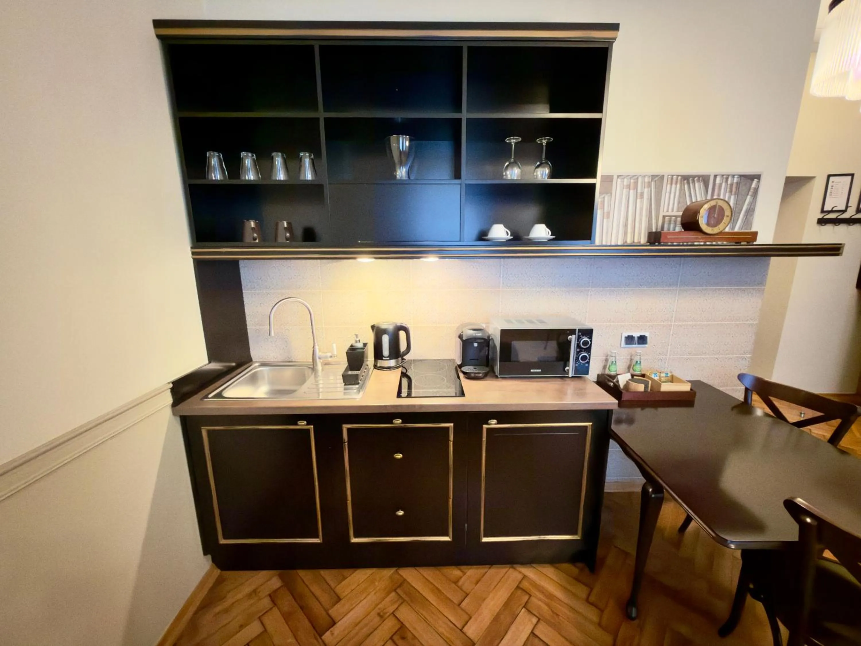 Coffee/tea facilities in Scharffenberg Apartments Main Square