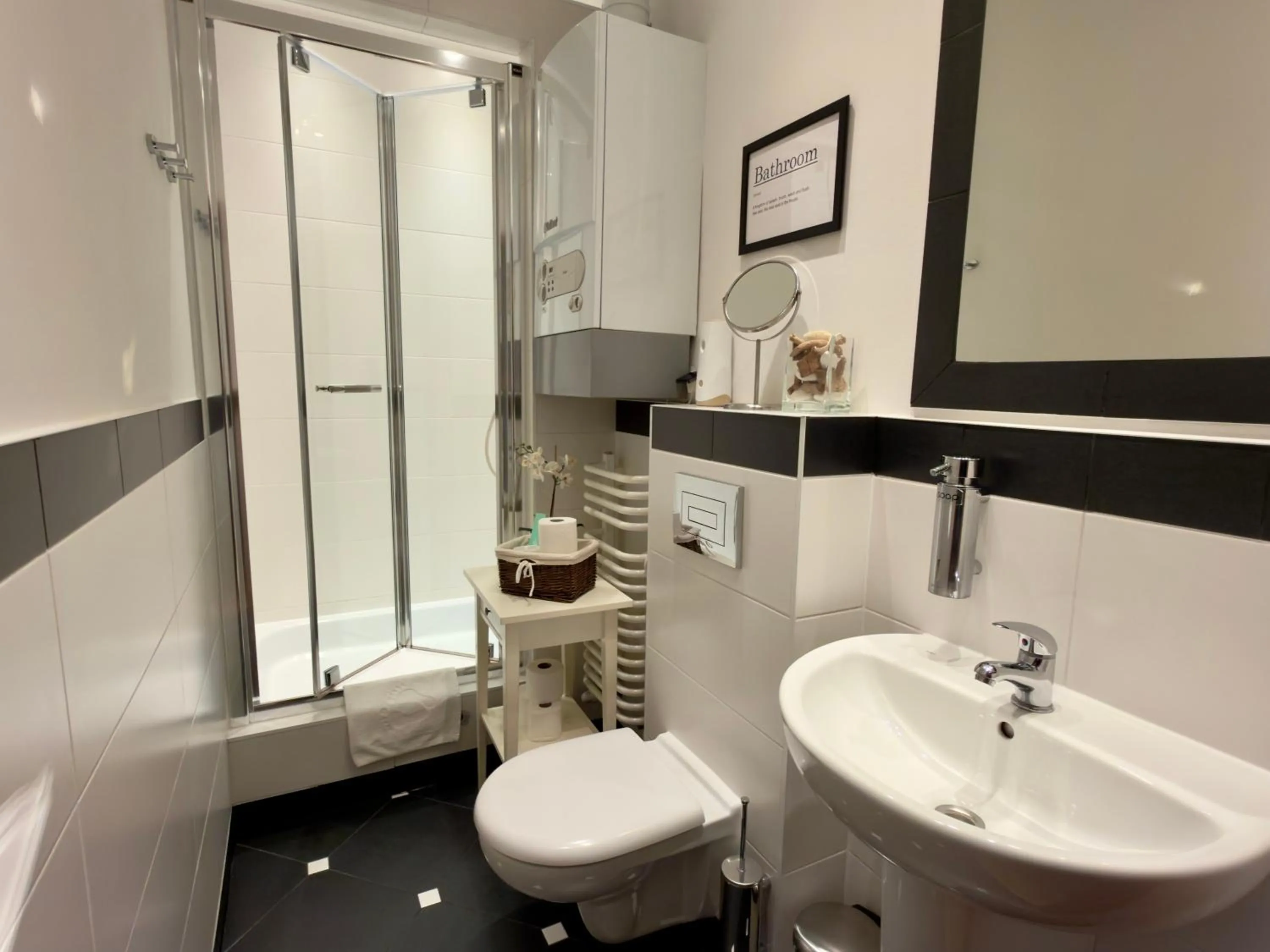Shower in Scharffenberg Apartments Main Square