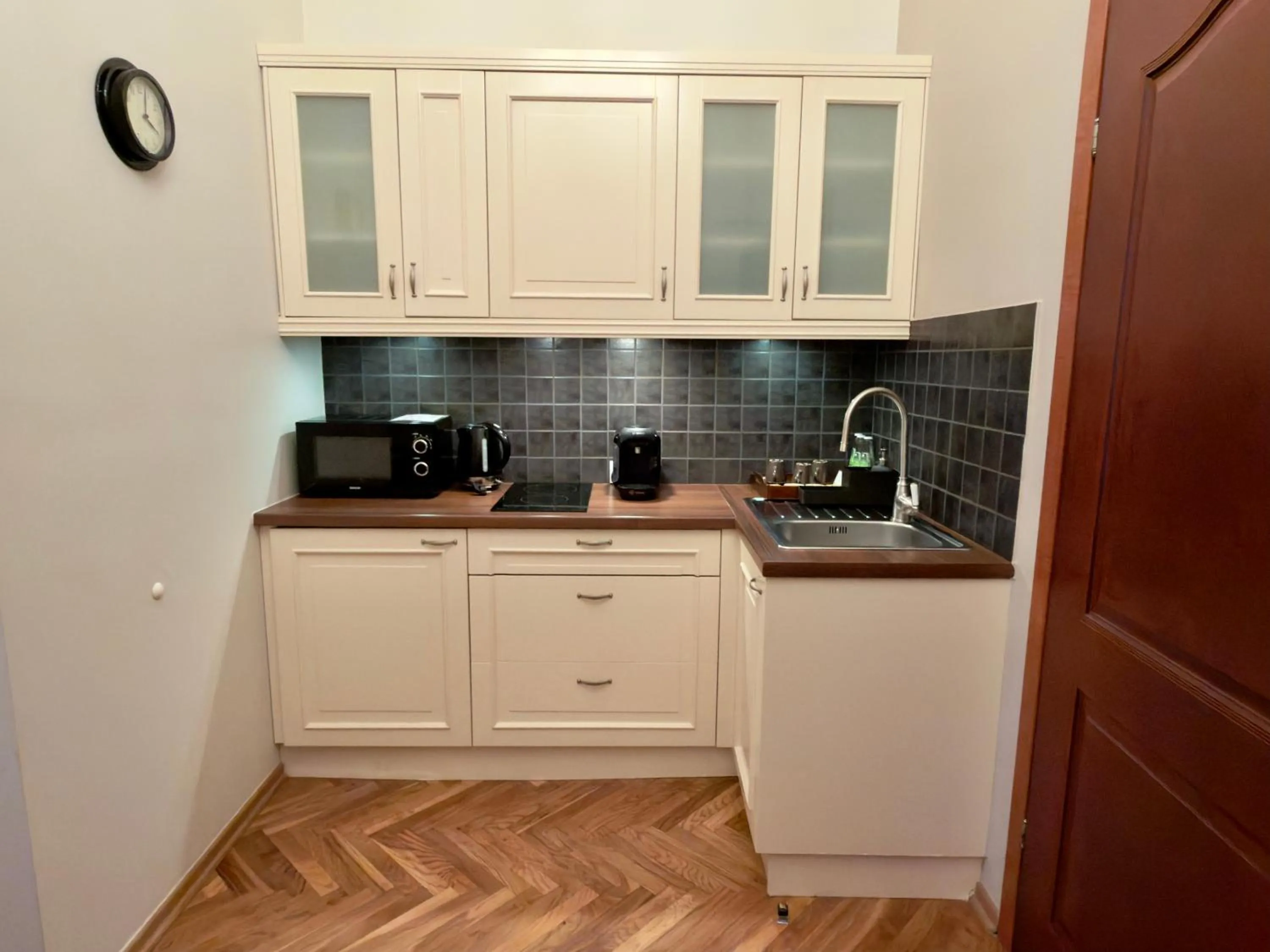 Coffee/tea facilities in Scharffenberg Apartments Main Square
