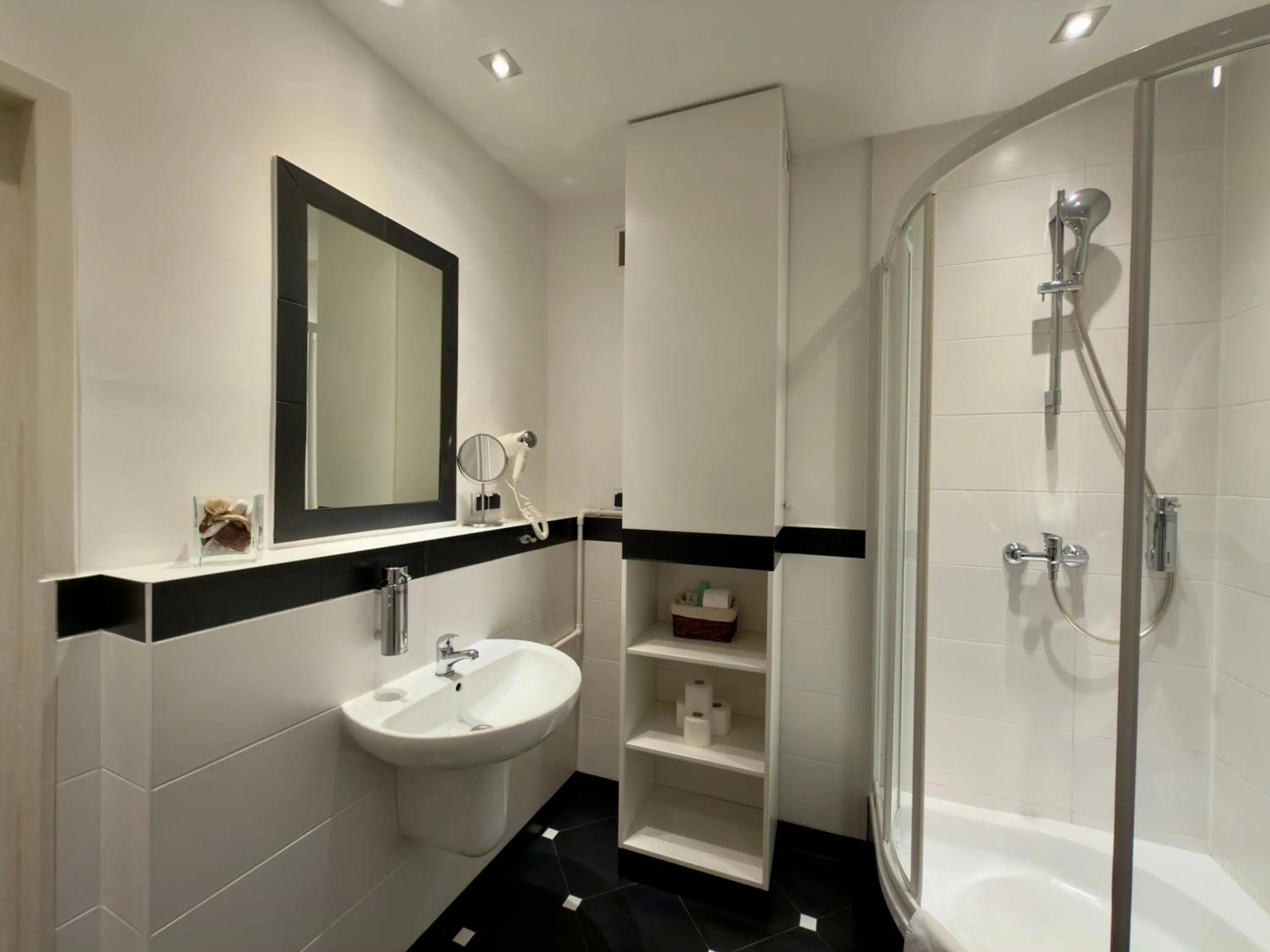 Shower in Scharffenberg Apartments Main Square