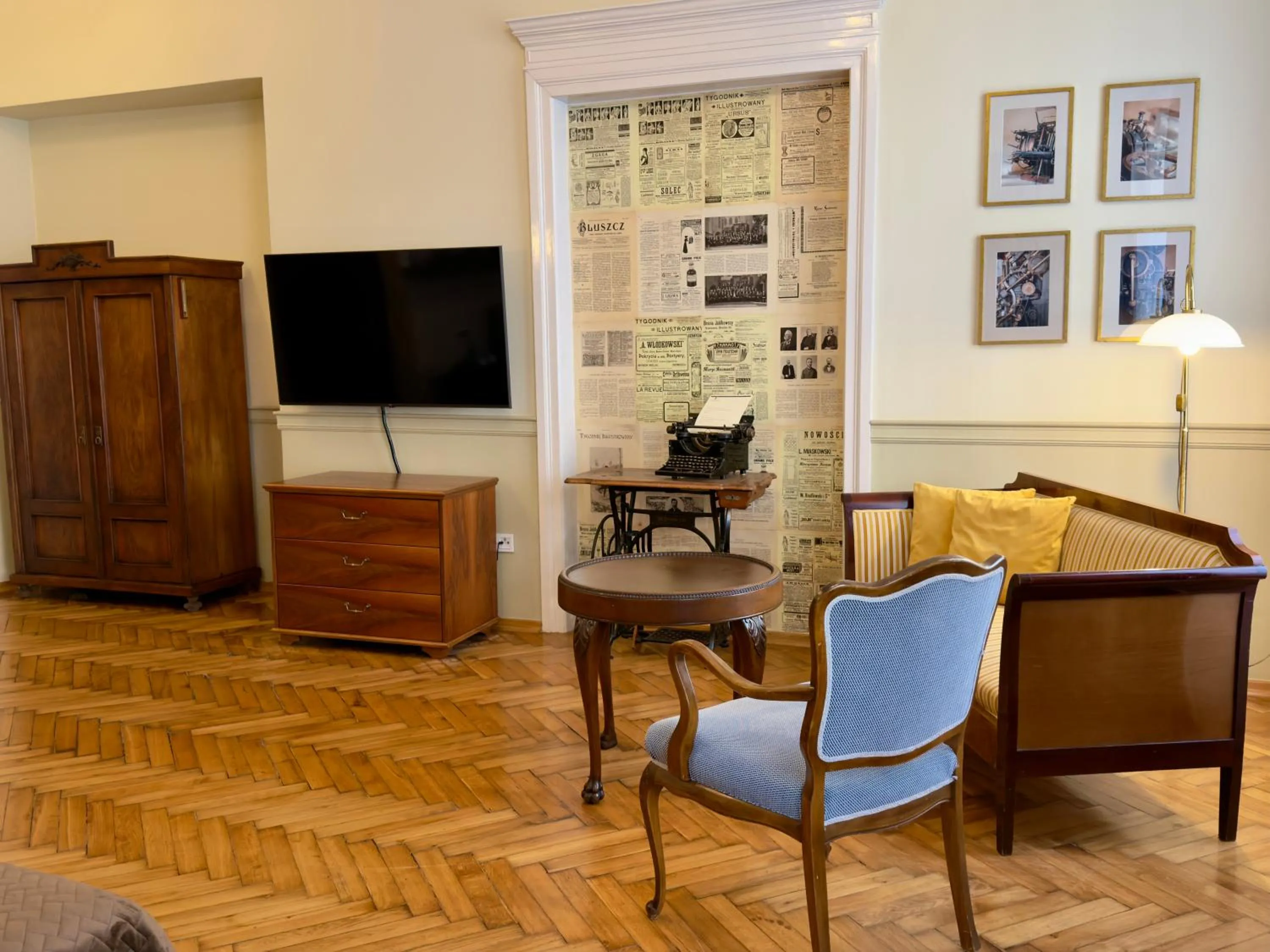 TV and multimedia in Scharffenberg Apartments Main Square