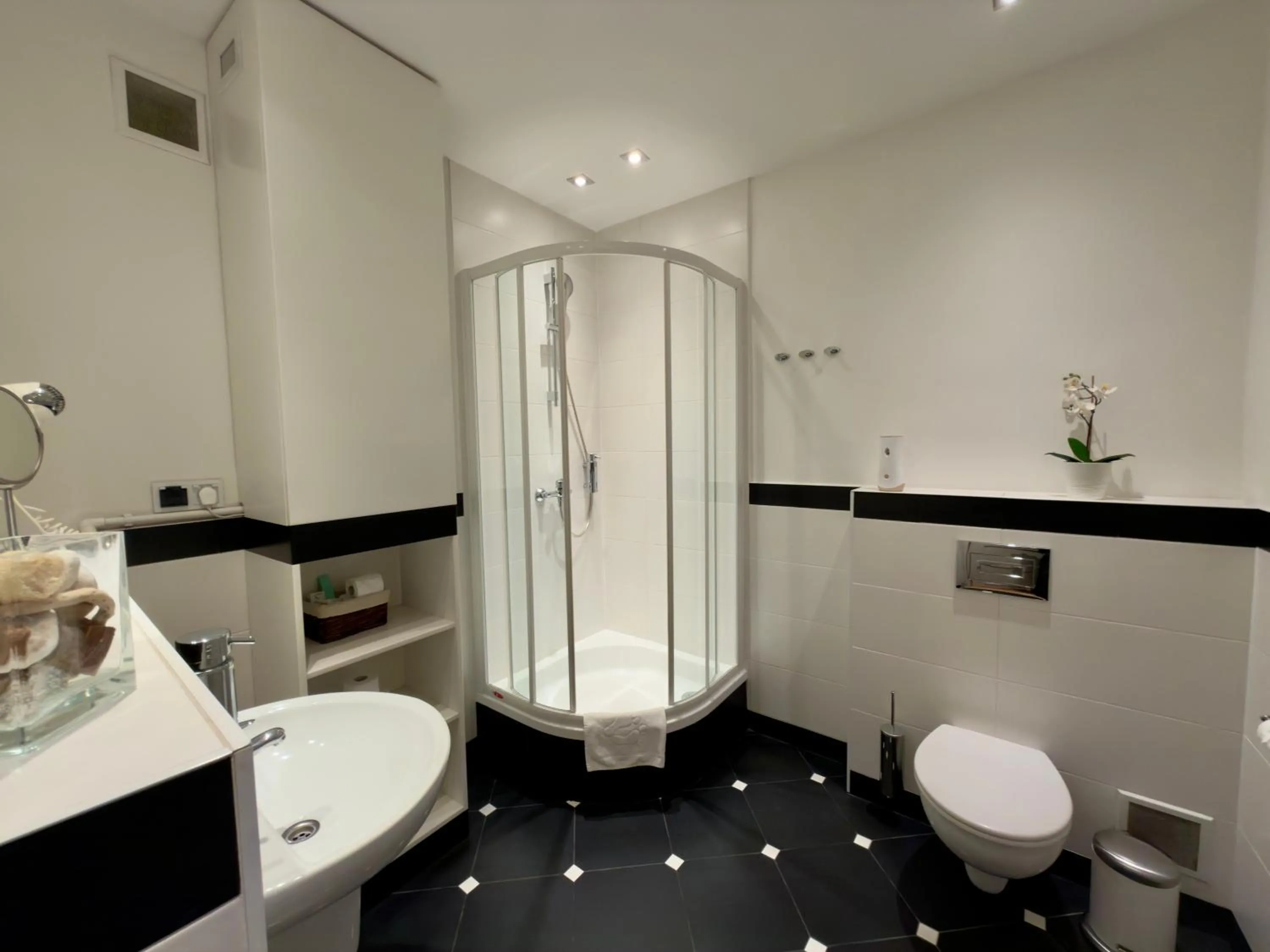 Shower in Scharffenberg Apartments Main Square