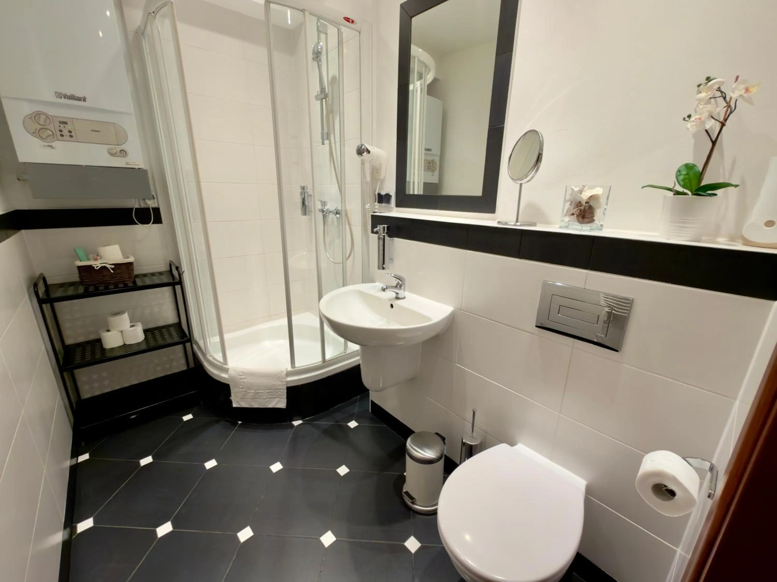 Shower in Scharffenberg Apartments Main Square