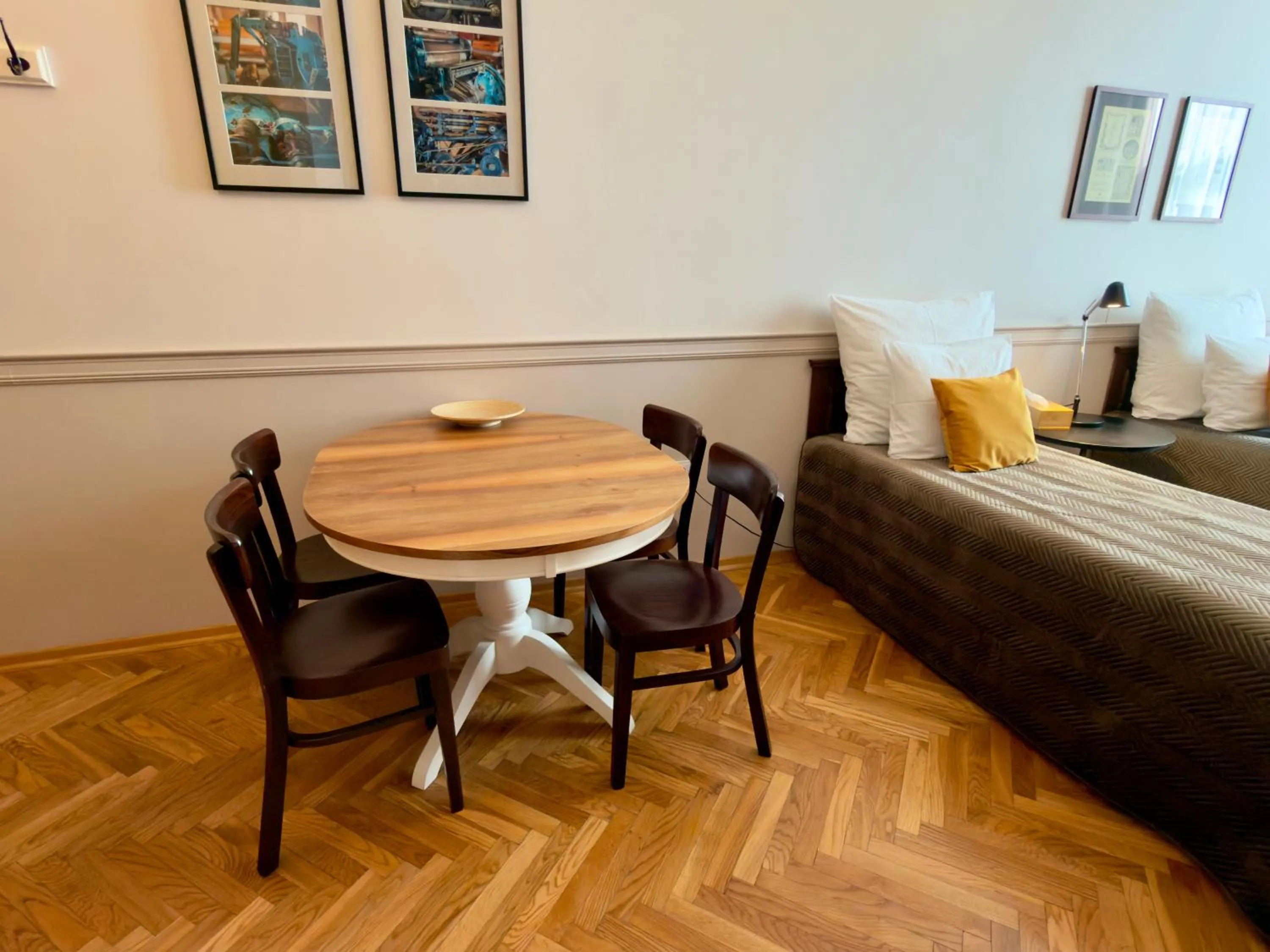 Photo of the whole room in Scharffenberg Apartments Main Square