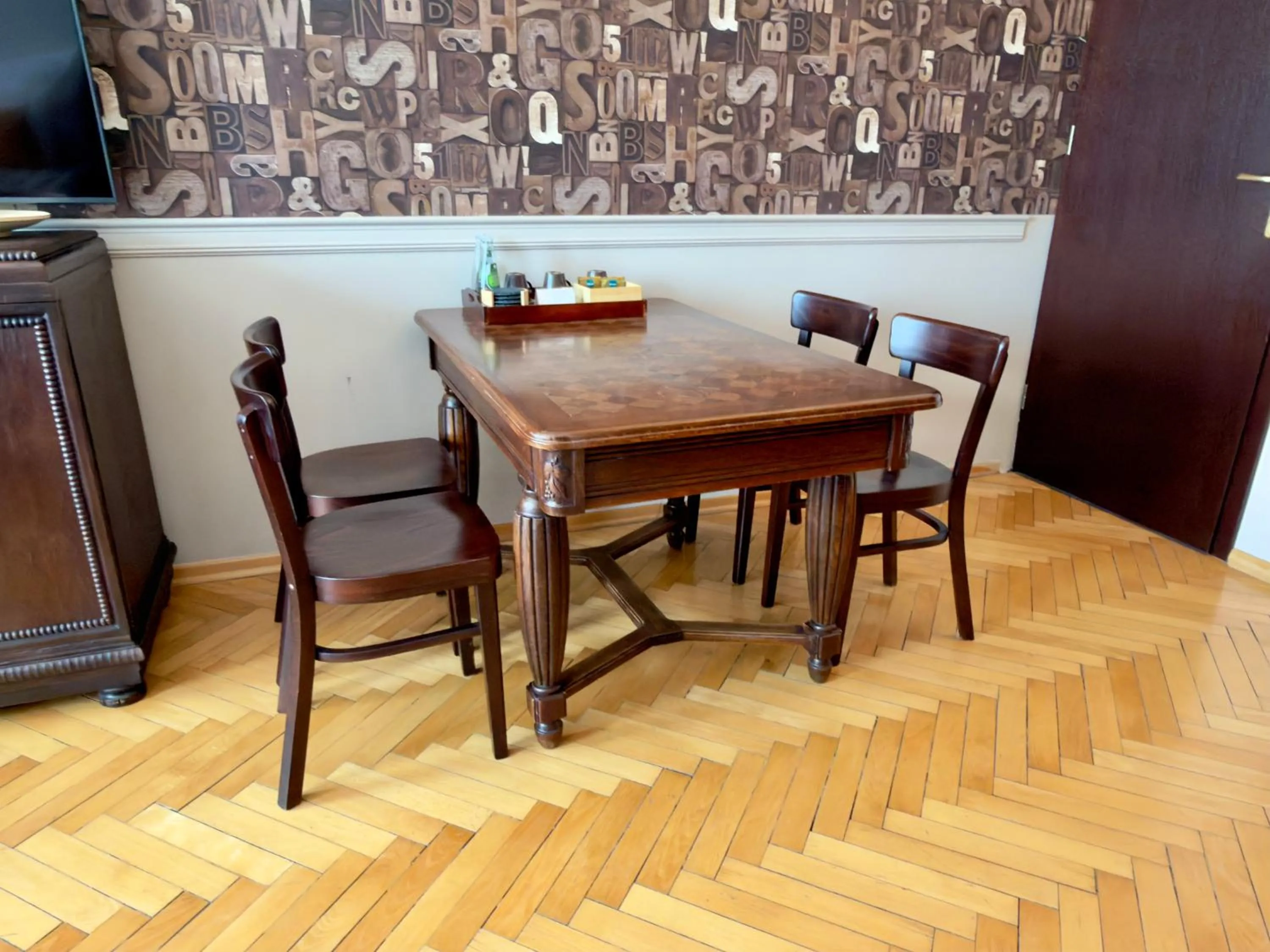 Dining area in Scharffenberg Apartments Main Square