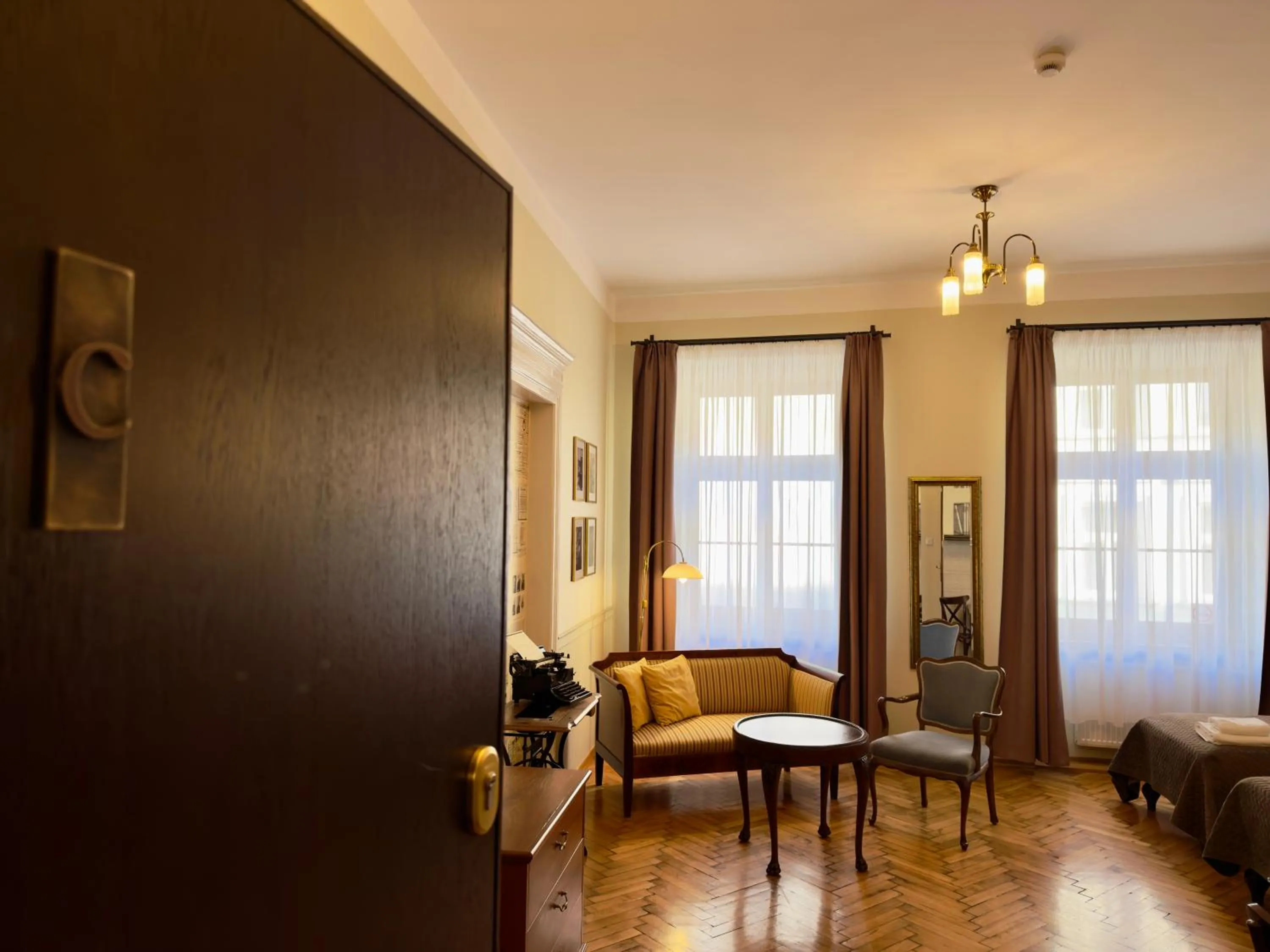 Seating area in Scharffenberg Apartments Main Square