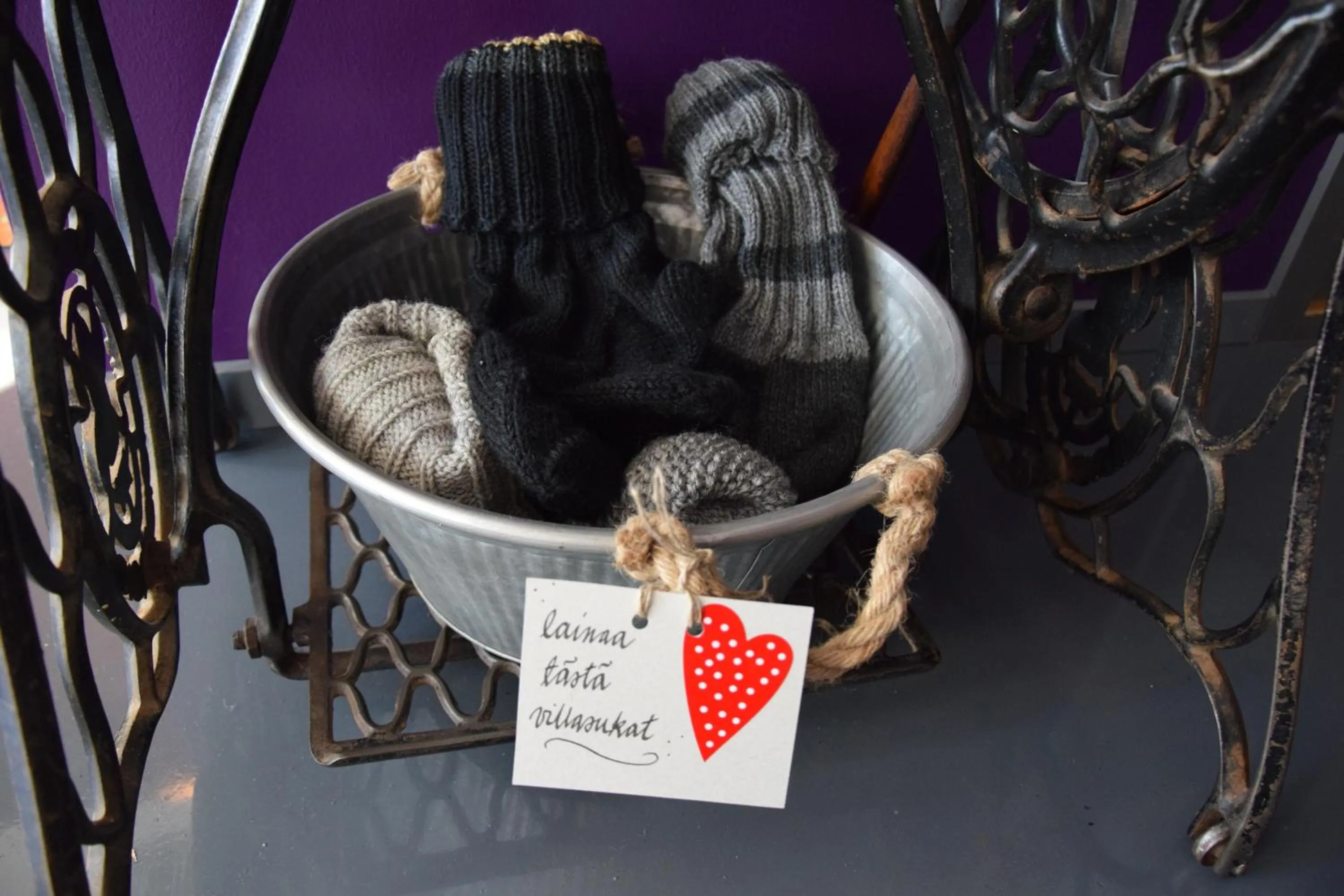 Communal lounge/ TV room in Hotelli HiljaHelena