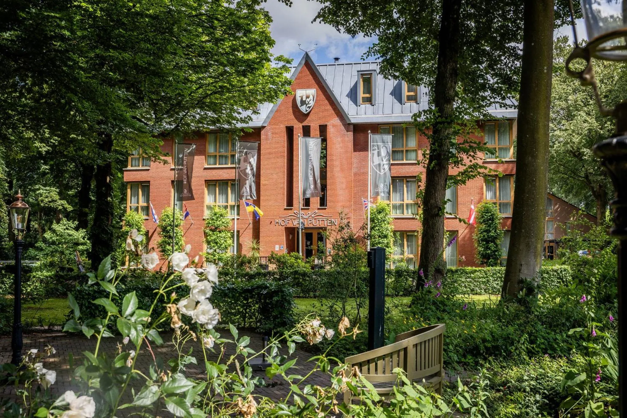 Property building in Hof van Putten