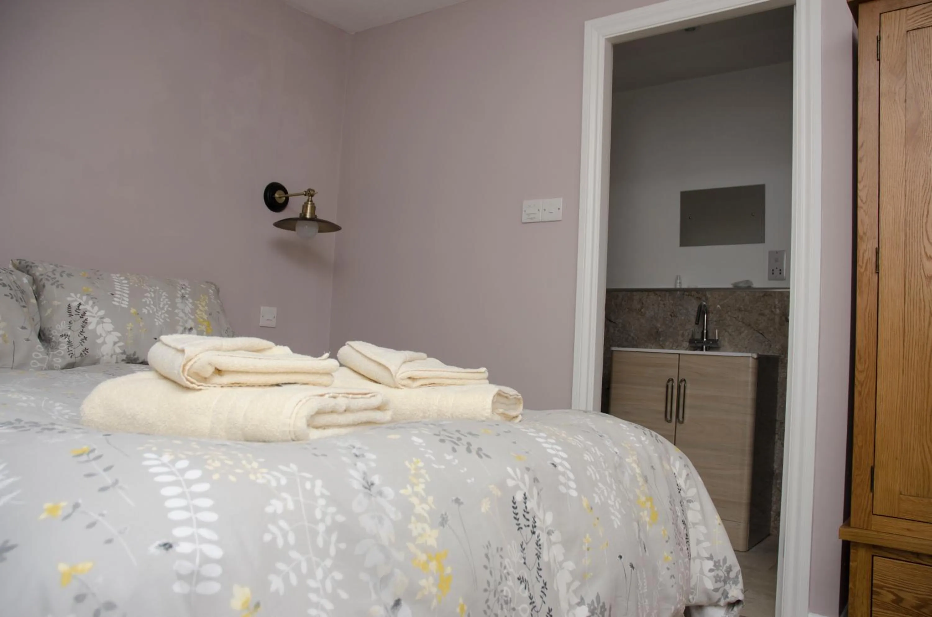 Bedroom, Bed in The Sun Inn