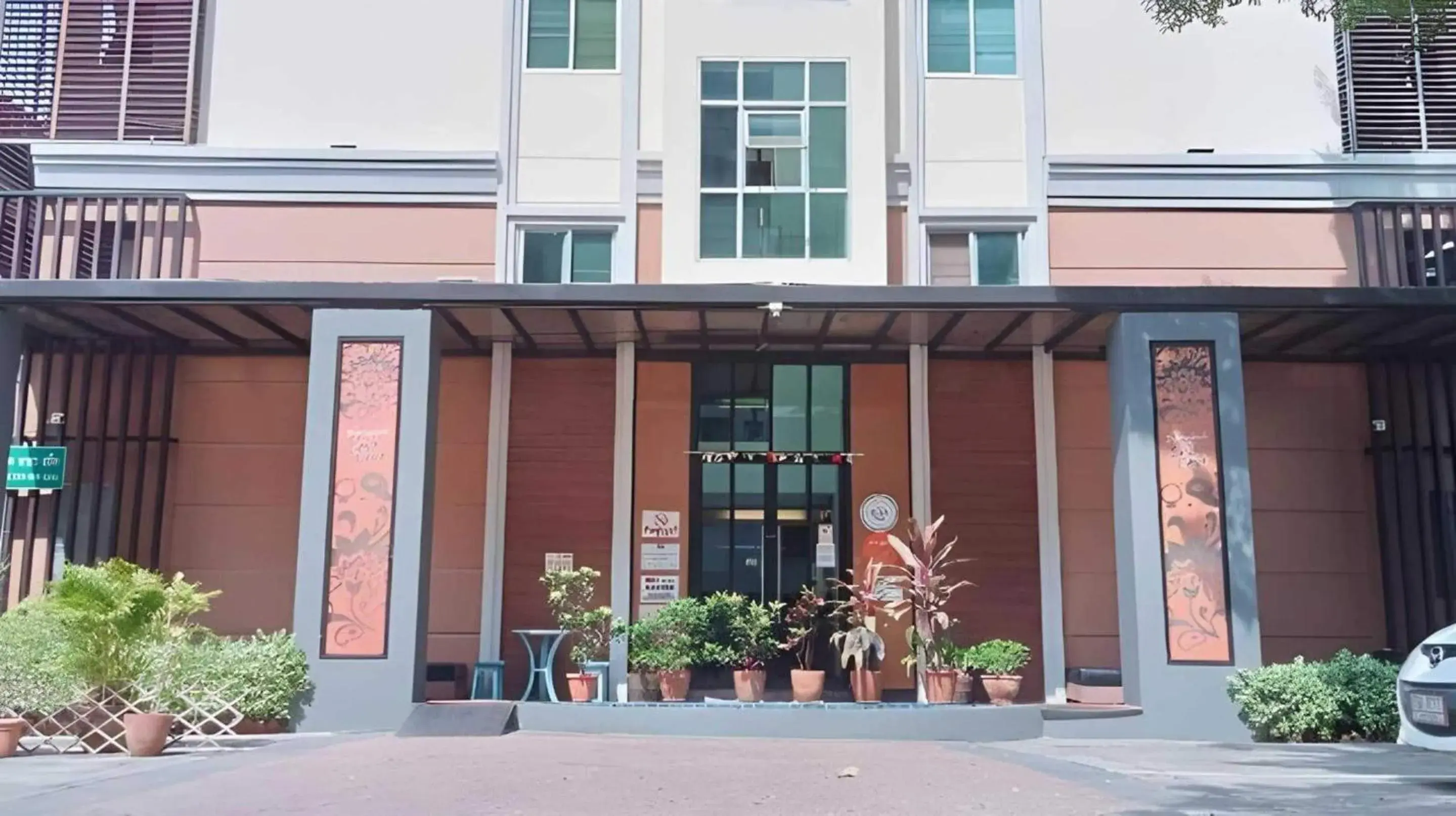 Facade/entrance in Collection O The Bangkok Cha Cha Suite Facade/entrance in Collection O The Bangkok Cha Cha Suite