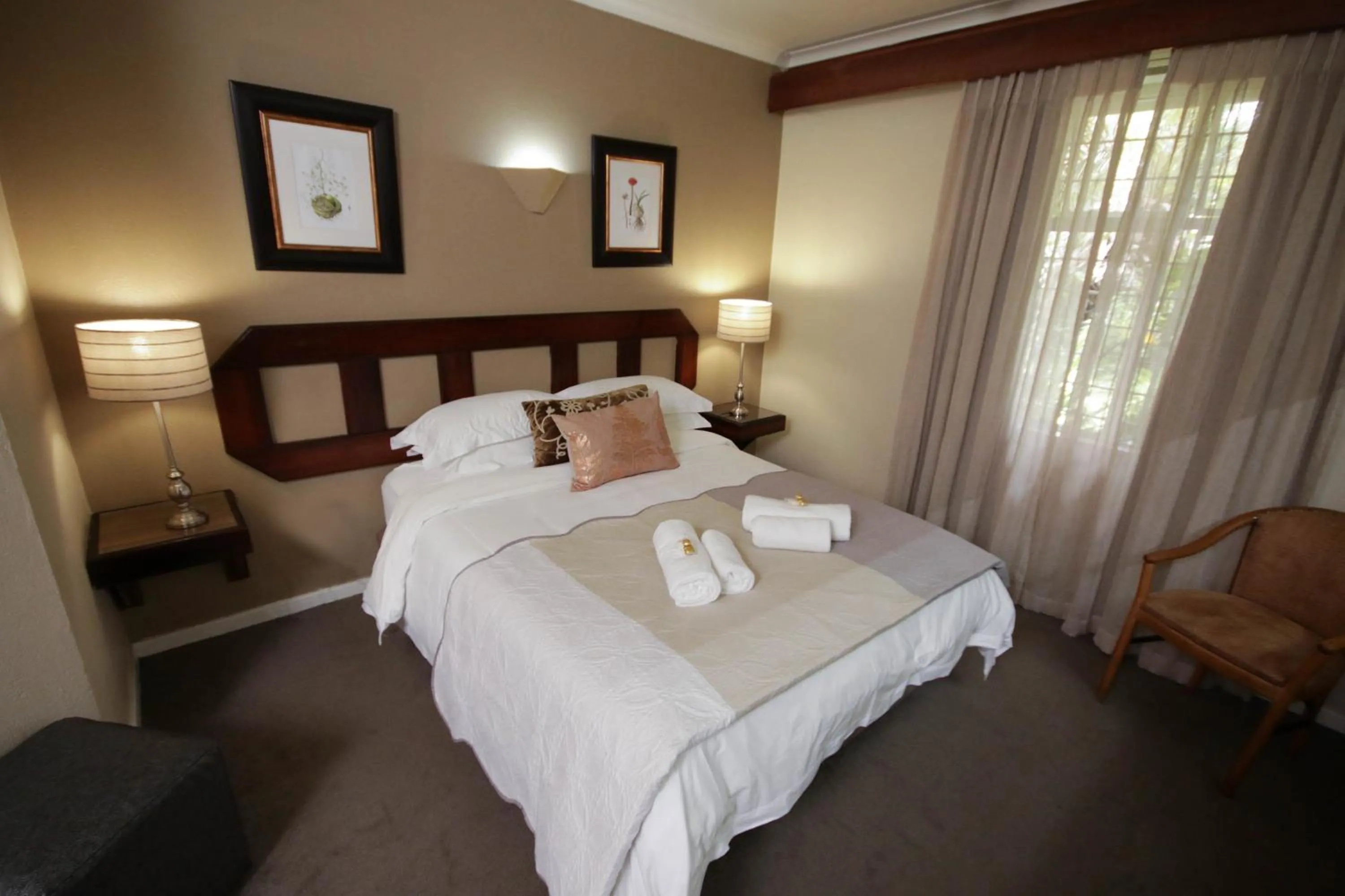 Bedroom, Bed in Oxford Lodge Vryheid