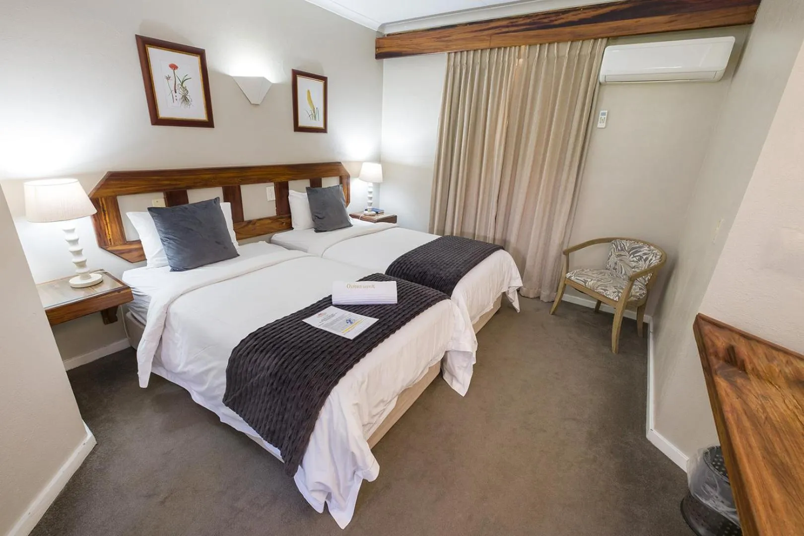 Bedroom, Bed in Oxford Lodge Vryheid