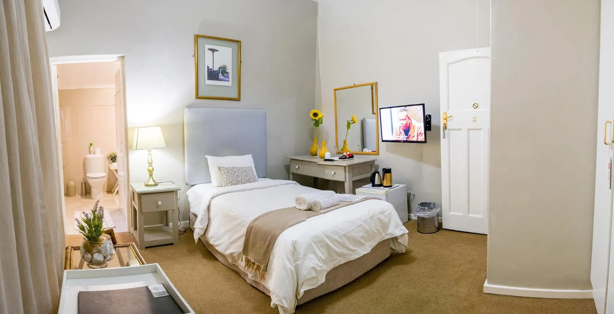 Bedroom, Bed in Oxford Lodge Vryheid