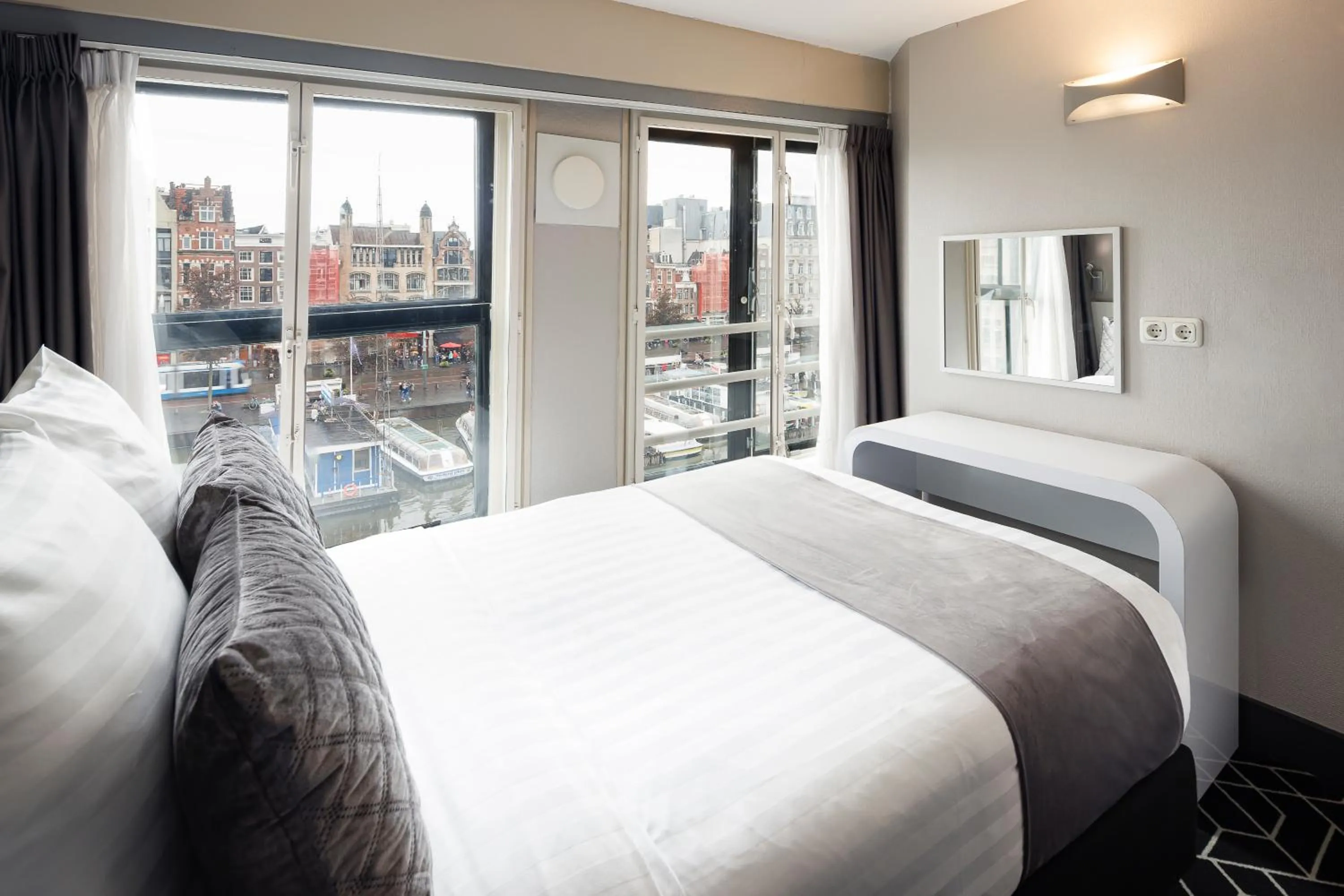 View (from property/room), Bed in Hotel CC