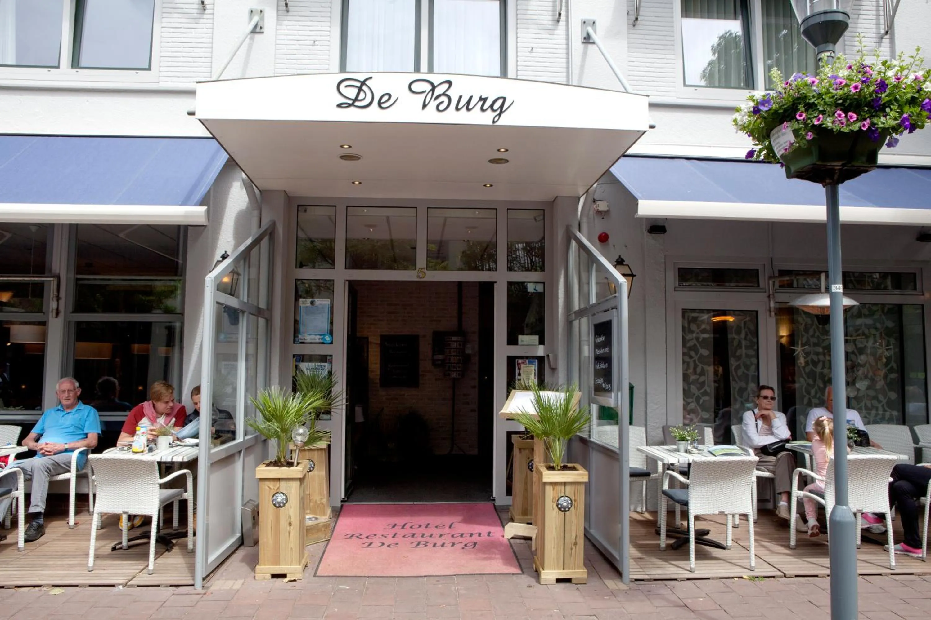 Restaurant/places to eat in Hotel de Burg