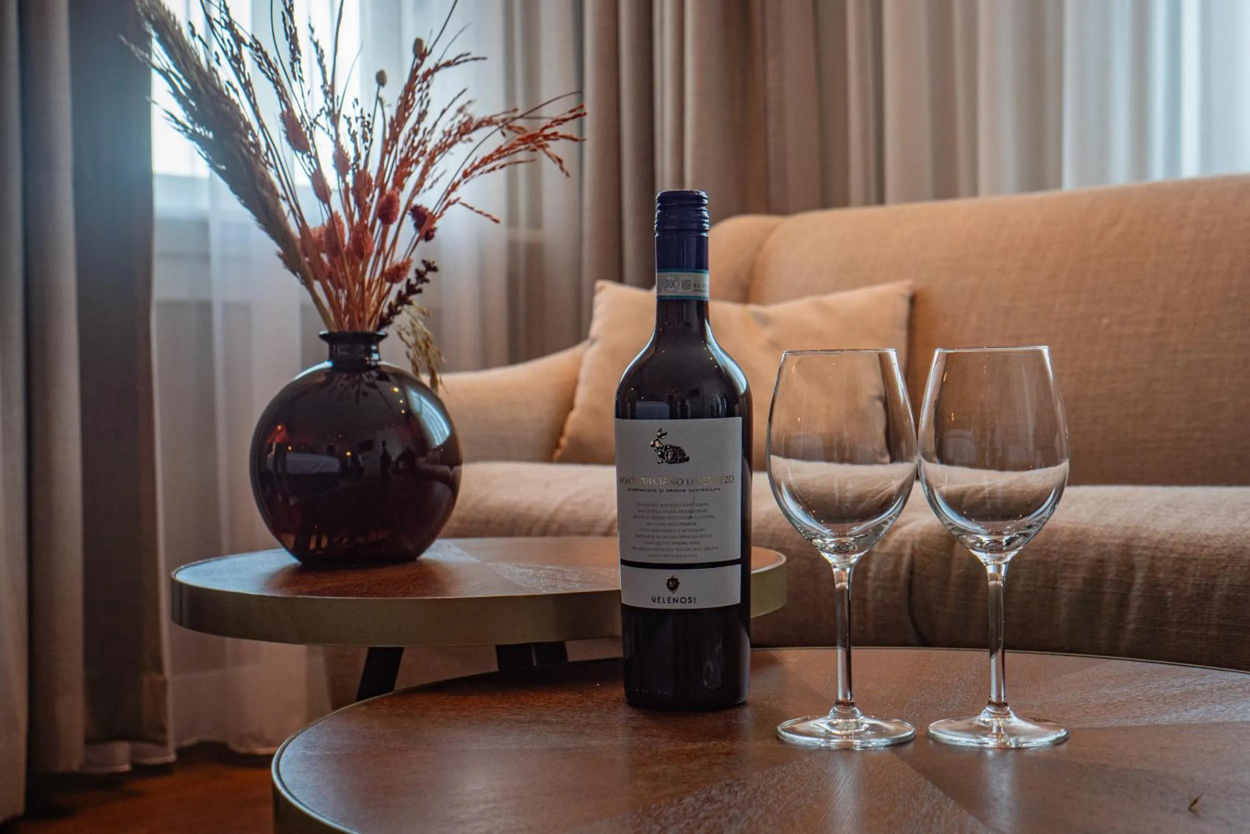 room service in De Zon Hotel & Restaurant by Flow