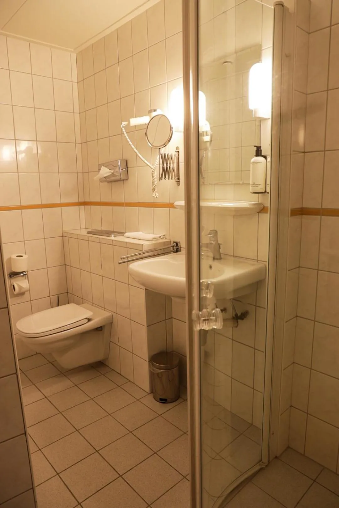 Toilet in De Zon Hotel & Restaurant by Flow