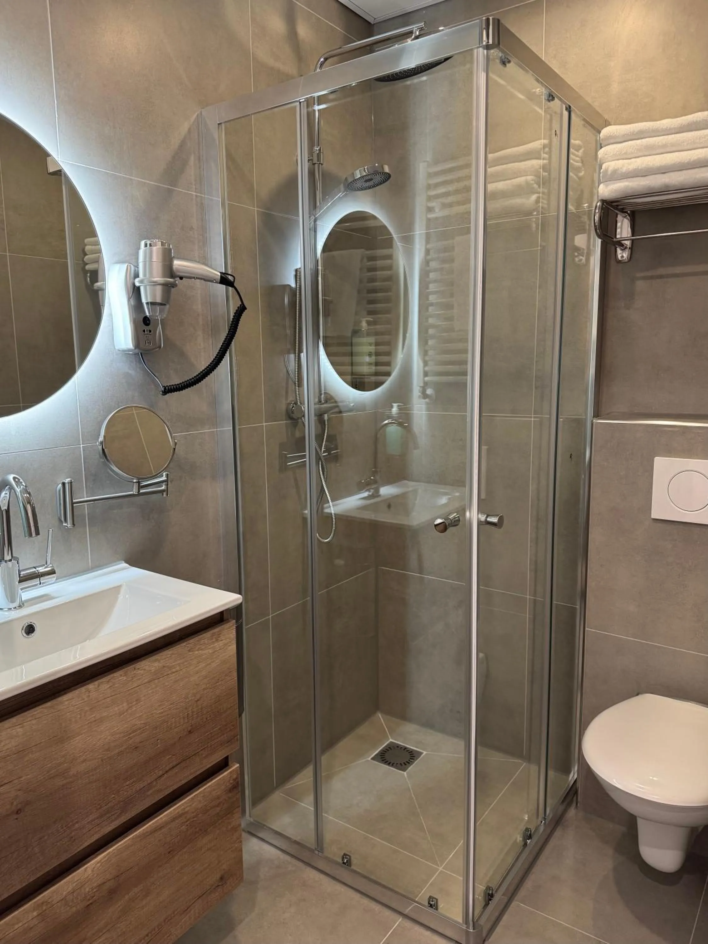 Shower in Hotel Port