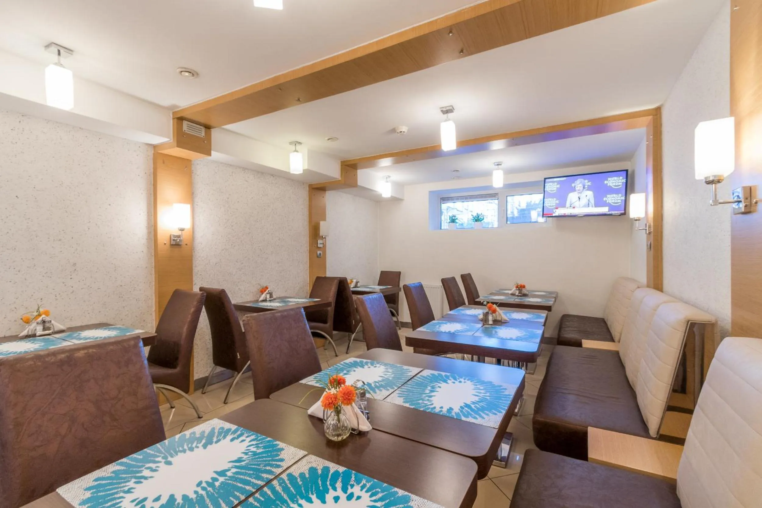 Restaurant/places to eat in Hotel Port