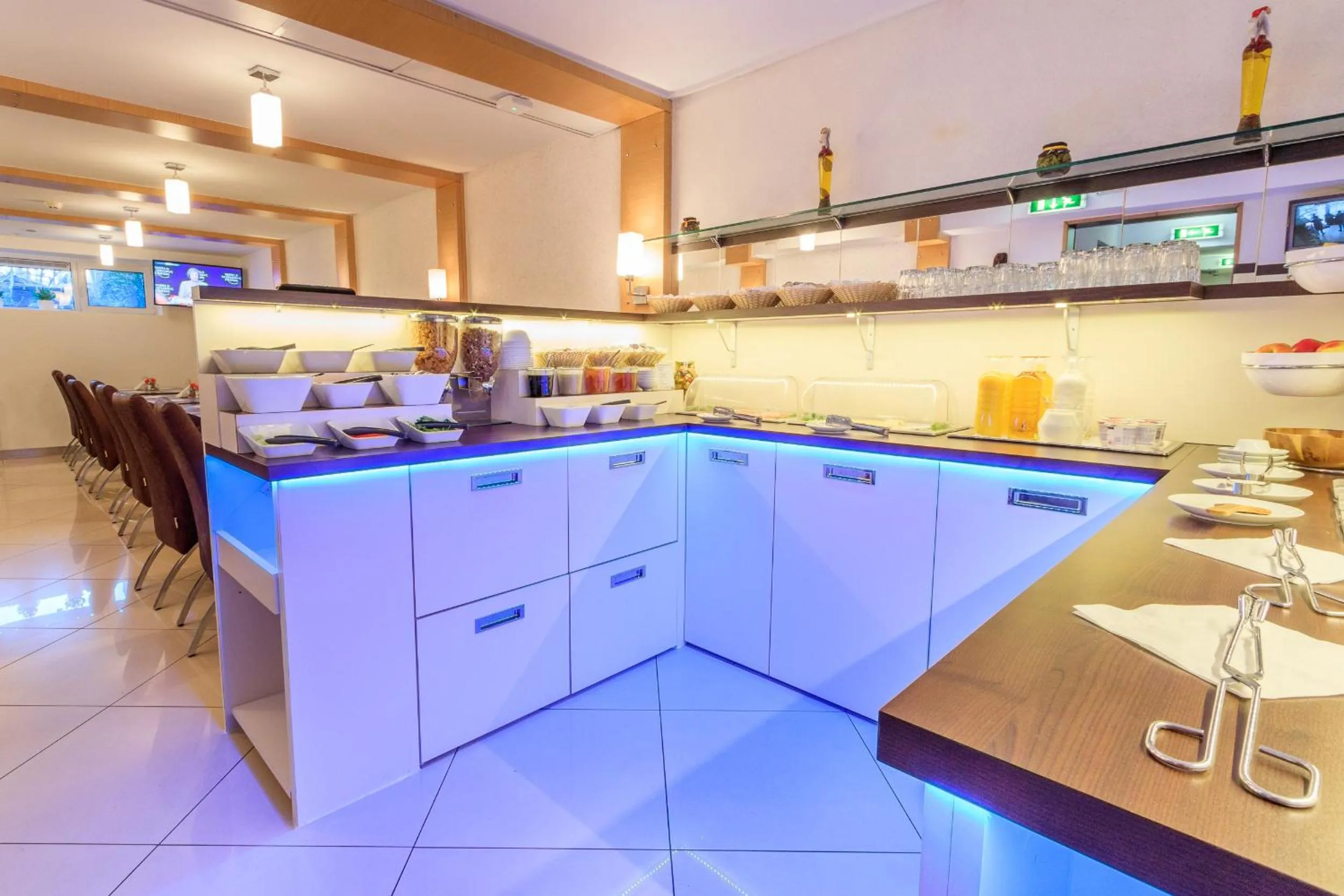 Restaurant/places to eat in Hotel Port