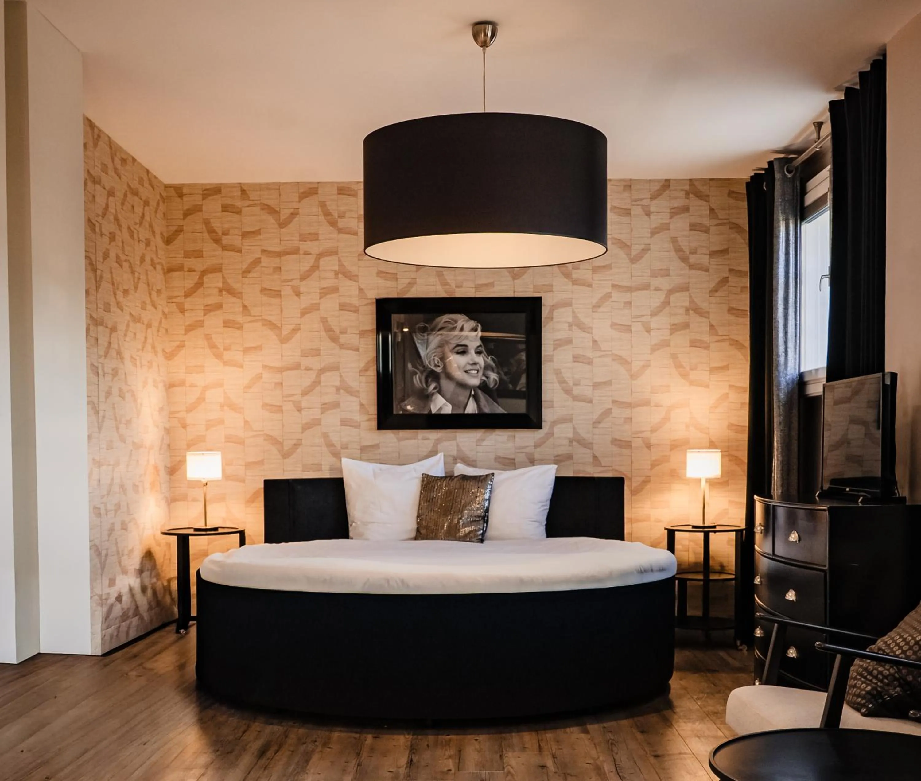 Bed in Hotel Huis van Bewaring - Bijzonder boutique hotel in historisch pand