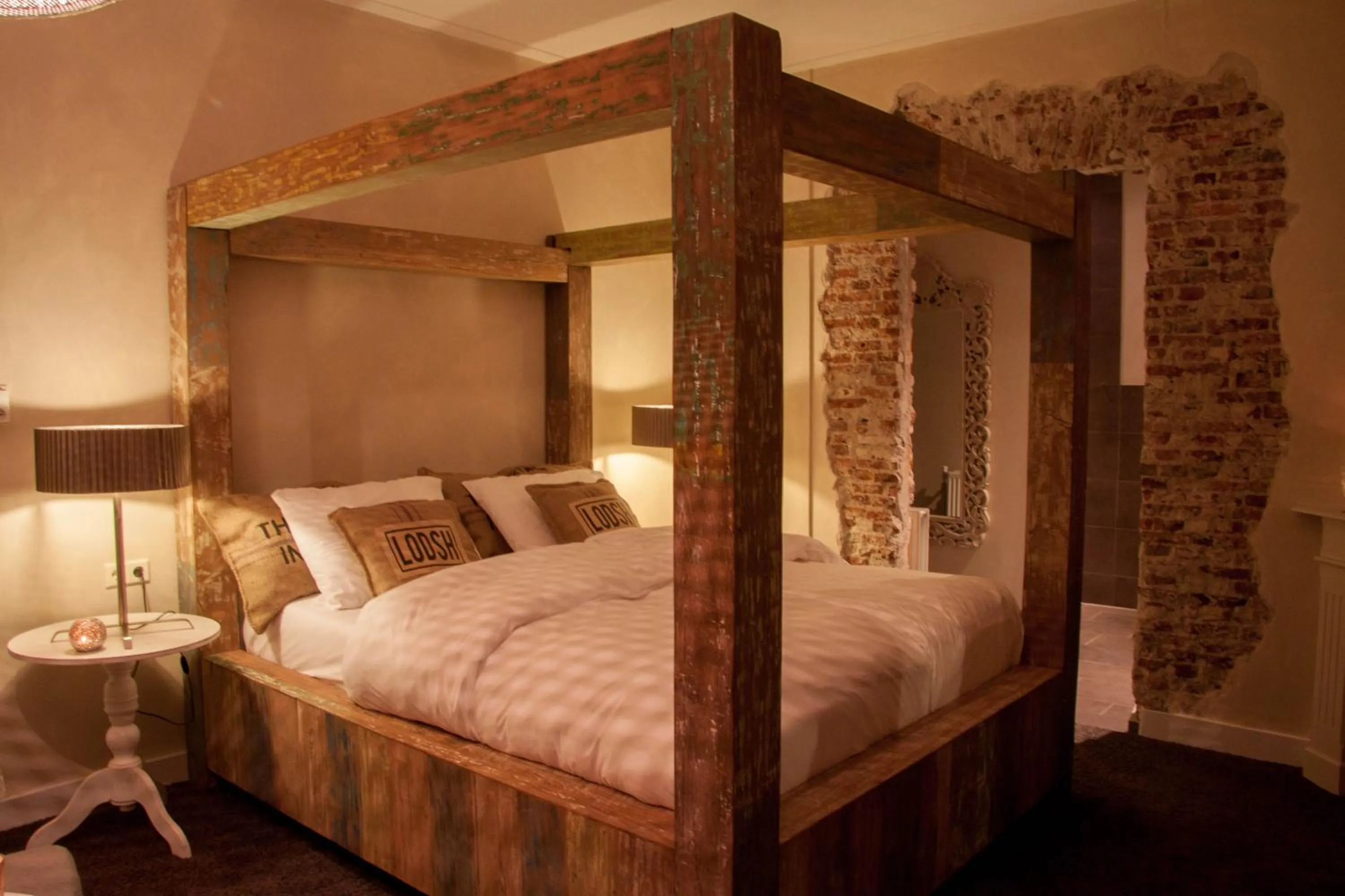 Bed in Hotel Huis van Bewaring - Bijzonder boutique hotel in historisch pand