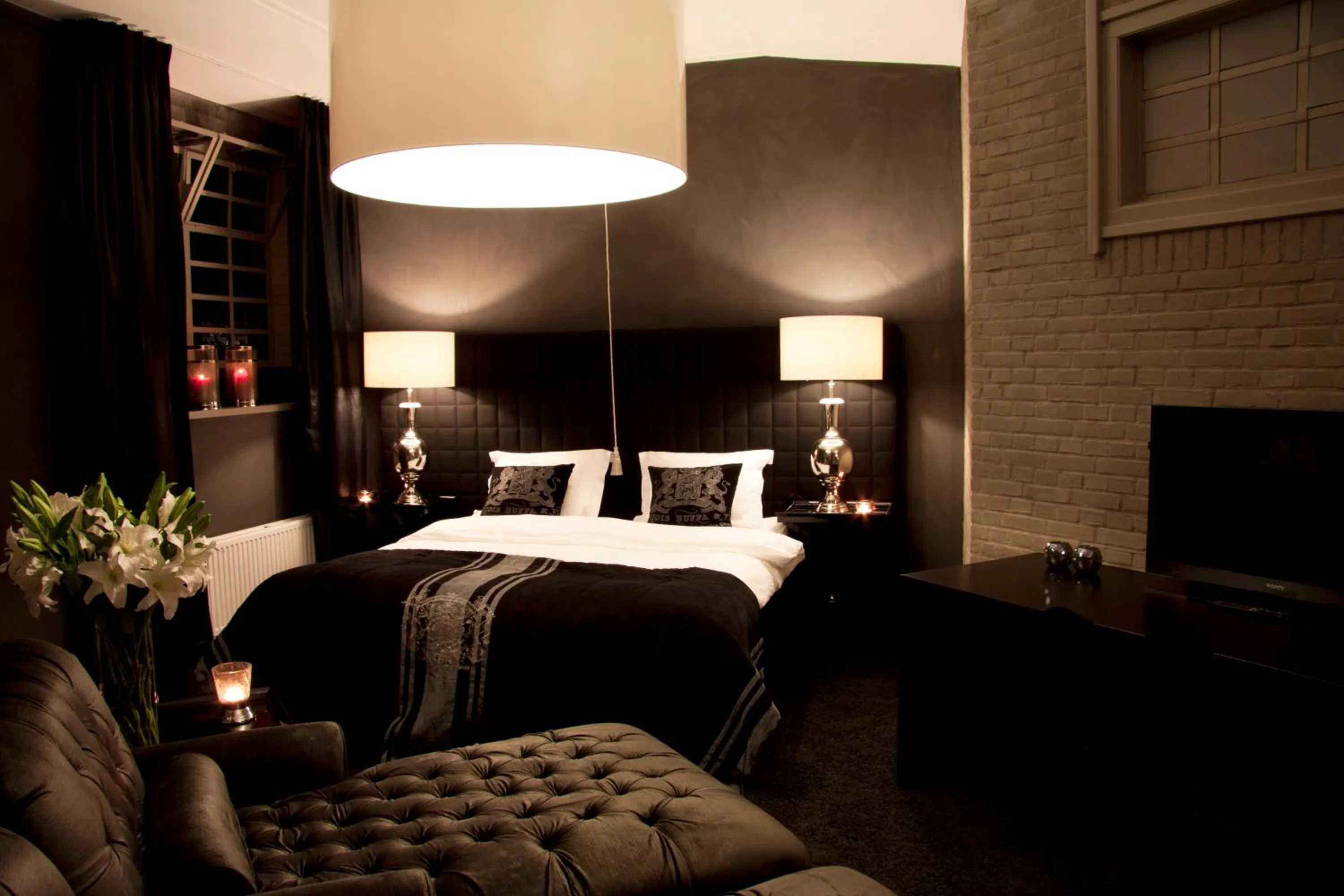 Photo of the whole room, Bed in Hotel Huis van Bewaring - Bijzonder boutique hotel in historisch pand