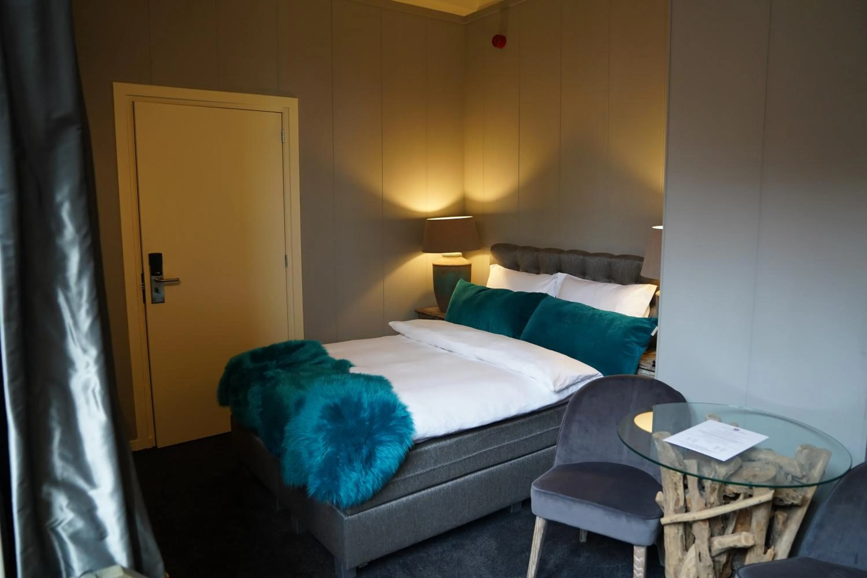 Bed in Hotel Huis van Bewaring - Bijzonder boutique hotel in historisch pand