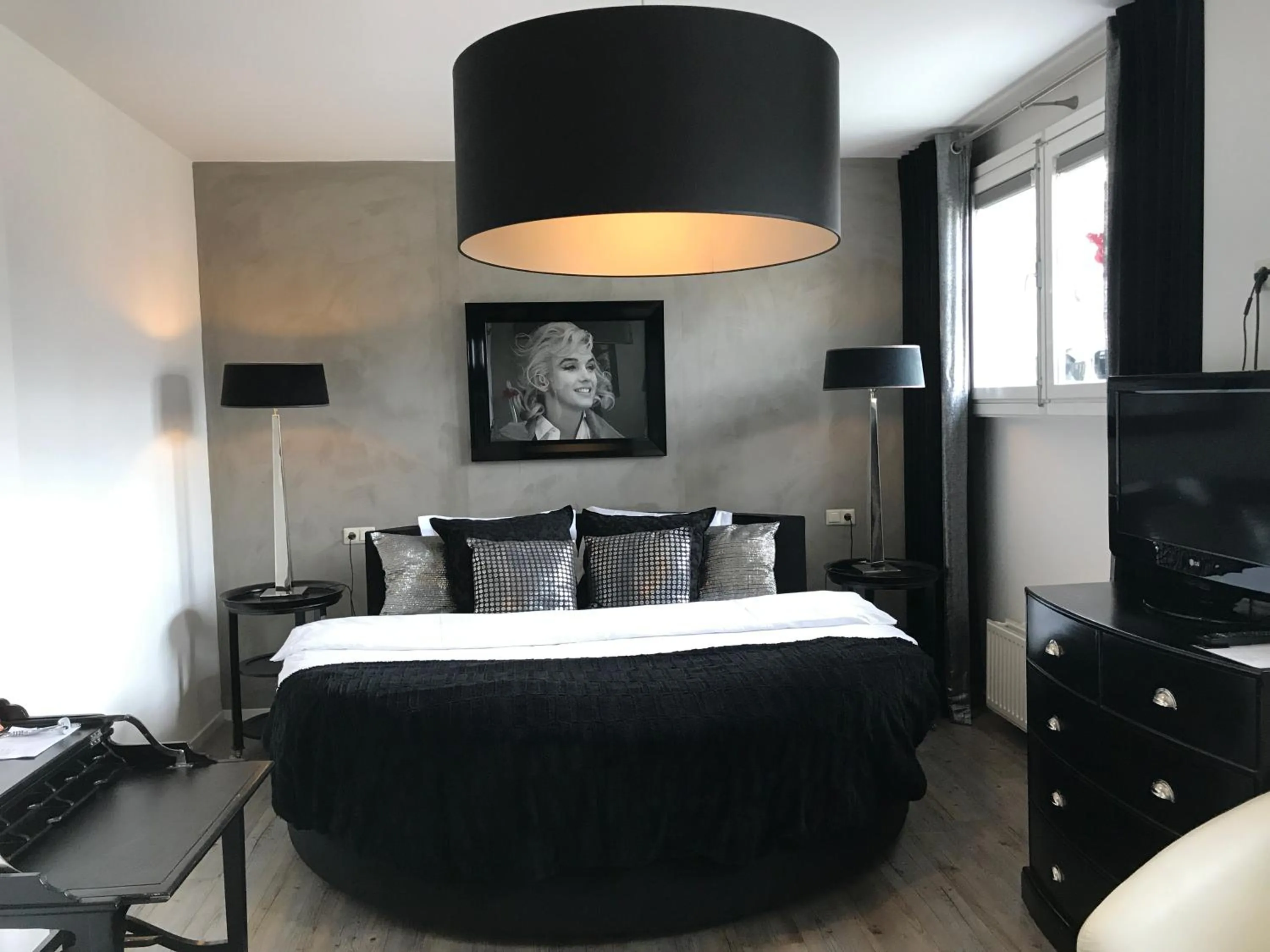Bed in Hotel Huis van Bewaring - Bijzonder boutique hotel in historisch pand