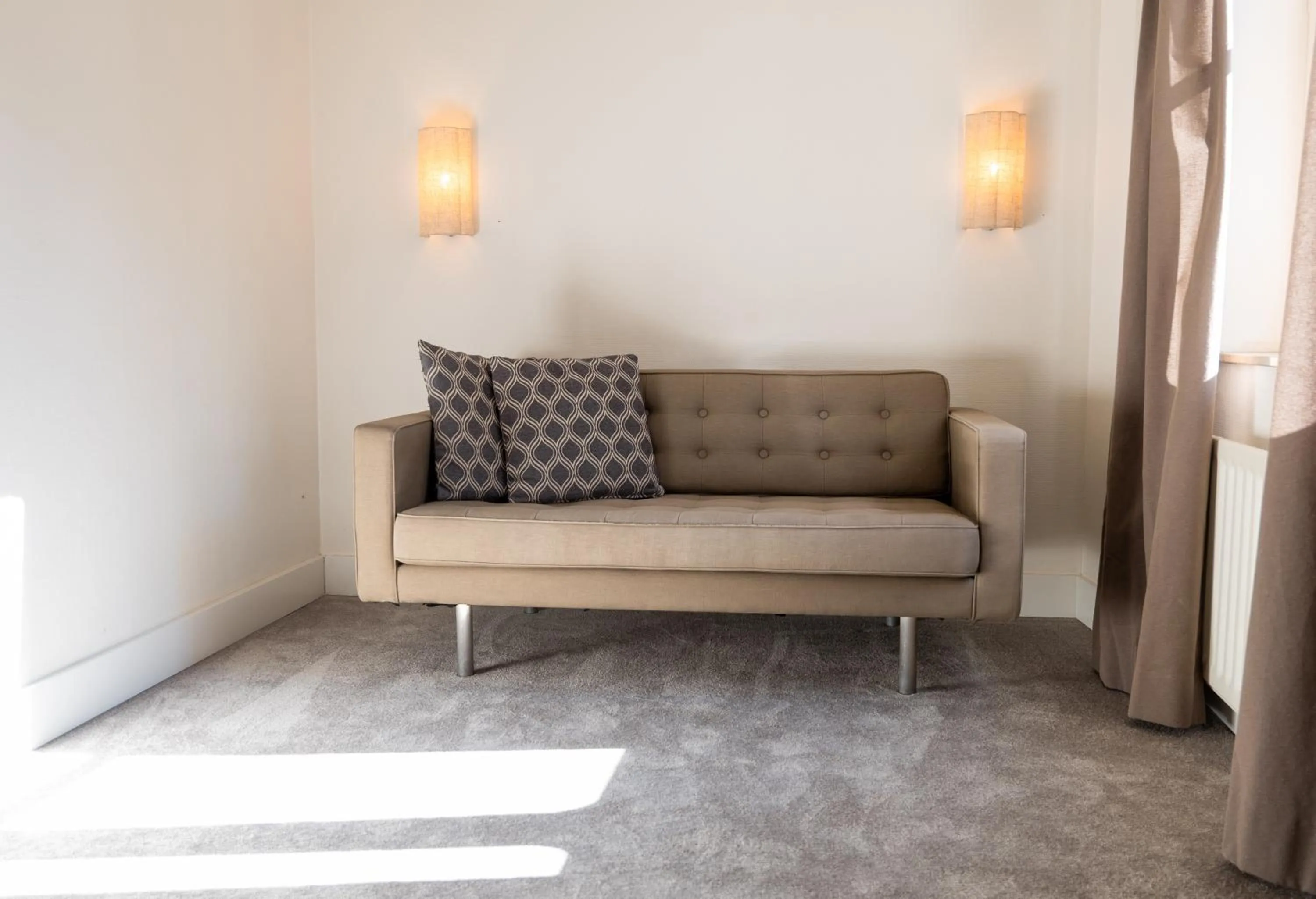 Seating area in Le Virage bistro en hotel