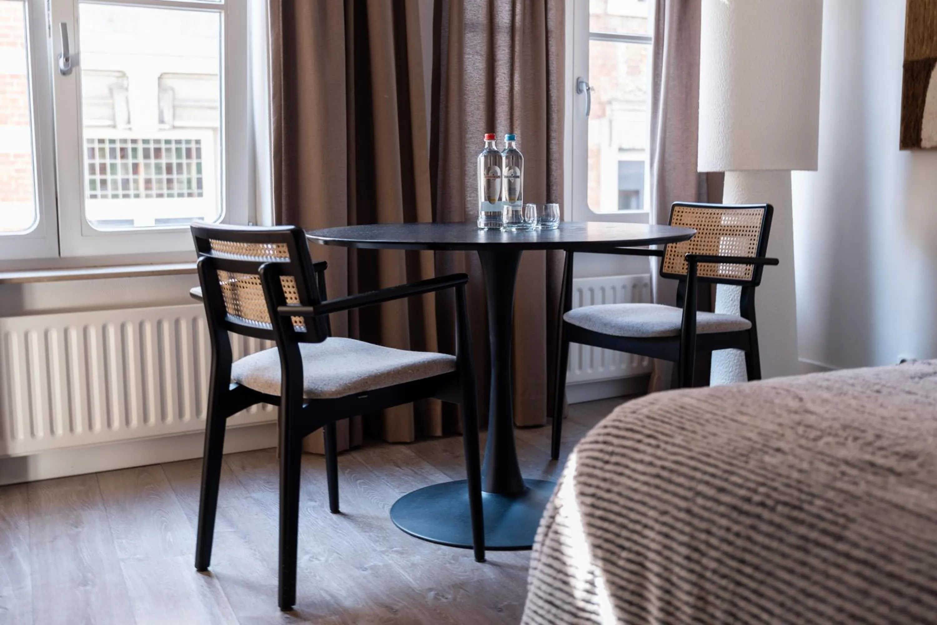 Seating area in Le Virage bistro en hotel